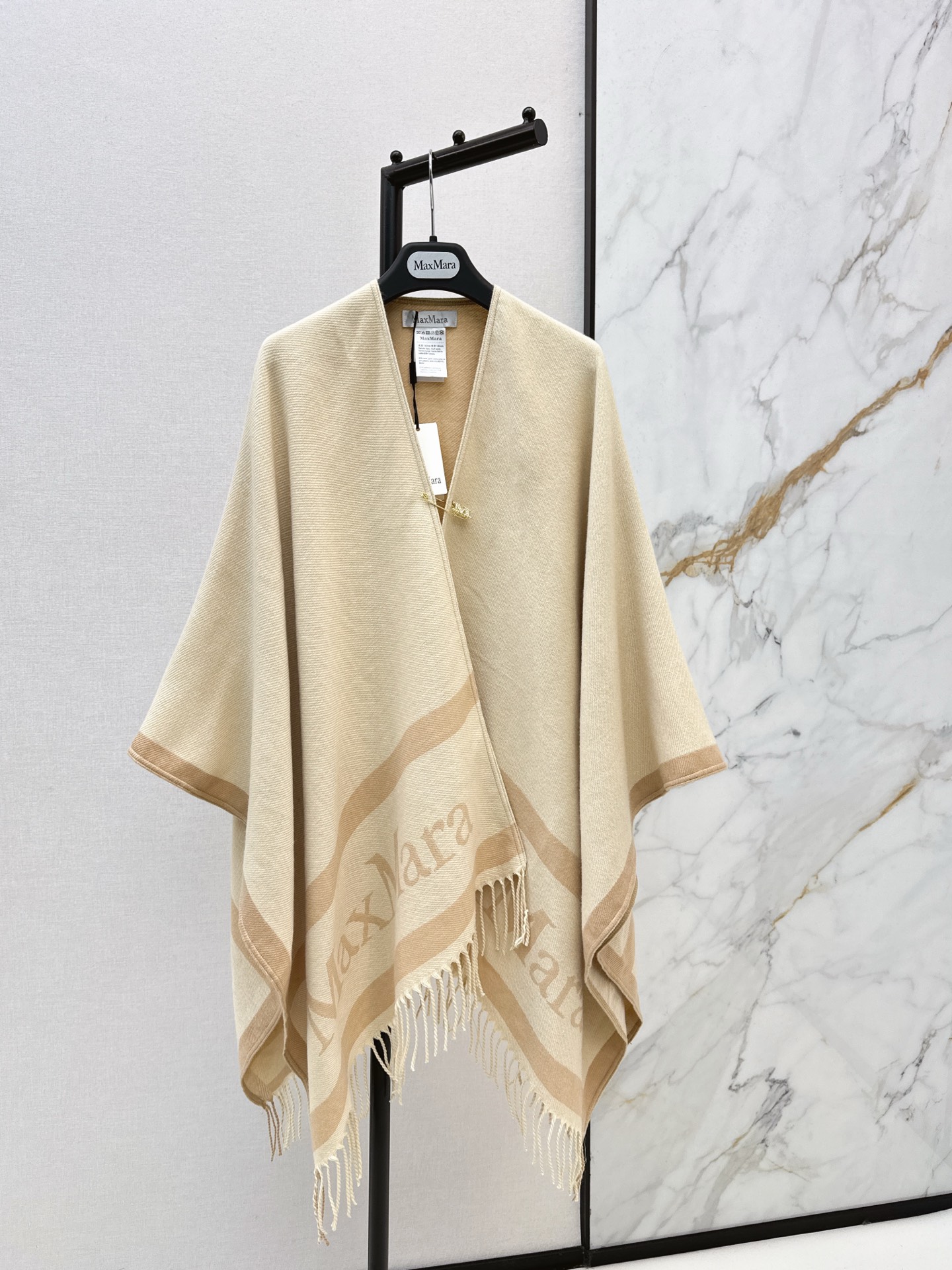 NO:621717,Max 25Ss————The latest classic woven cape and shawl jacket for autumn and winter. Hand-made piping and beard craftsmanship. The irregular drape is handsome and modern. Advanced color matching double weave pattern. Low-key luxury creates a British retro style. The imported wool is fine, comfortable and warm. The original tailoring version is perfect and easy to control. The upper body is extremely elegant and casual and high-end. One size fits all, jackets & coats, shawls, alexander wang19860909Max 25Ss————秋冬最新款经典提织斗篷披肩外套纯手工滚边流须工艺 不规则垂坠感帅气摩登 高级配色双织图案 低调奢华打造英伦复古风尚 进口羊毛细腻舒适又保暖 原版剪裁版型完美轻松驾驭 上身极致优雅的随性高级感 两色均码,,jackets & coats,shawls,alexander wang,Women's clothing