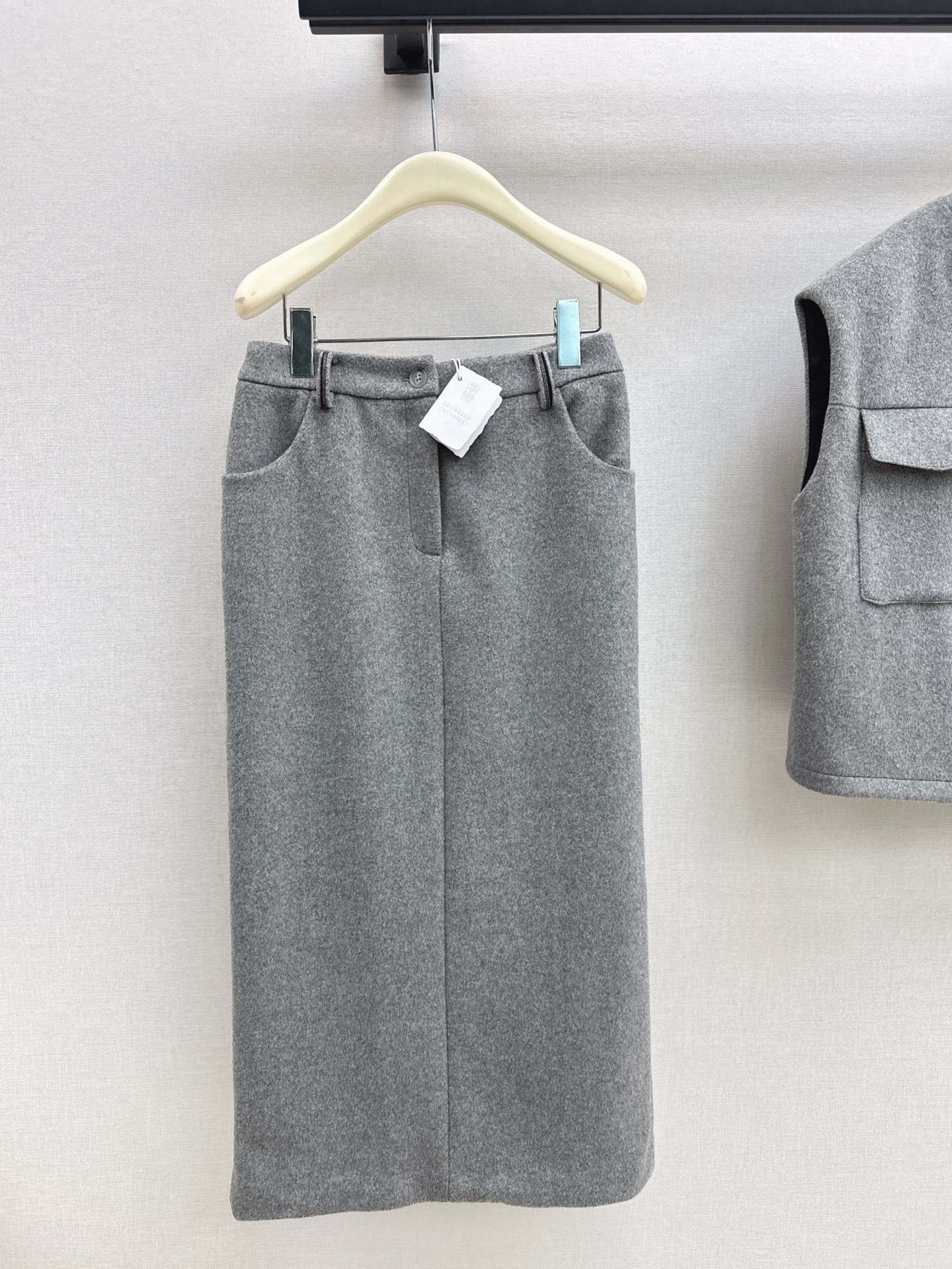 NO:621711,The fashionable sense of layering Bc 26Ss——————The latest Italian minimalist style woolen suit in early spring. Dropped shoulder woolen vest + high waist skirt. High-quality woolen fabric. Autumn and winter cannot be without the blessing of a vest. Can be commuted or daily. Can be layered with T-shirts or sweater shirts. Fashionable and easy to get. The whole texture is online. Two colors are developed separately. Ready for sale sml,,skirts,sweaters,shirts,tees,t-shirt,alexander  wang19860909叠穿的时髦感 Bc 26Ss—————早春最新款意式极简风羊毛呢套装落肩羊毛呢马甲+高腰半裙 高品质羊毛呢面料 秋冬不能没有马甲的加持 可通勤可日常 叠穿T恤或者毛衣衬衫都可以 时髦轻松Get 一整个质感都在线 两色分开发 现货发售sml,,skirts,sweaters,shirts,tees，t-shirt,alexander wang,Women's clothing