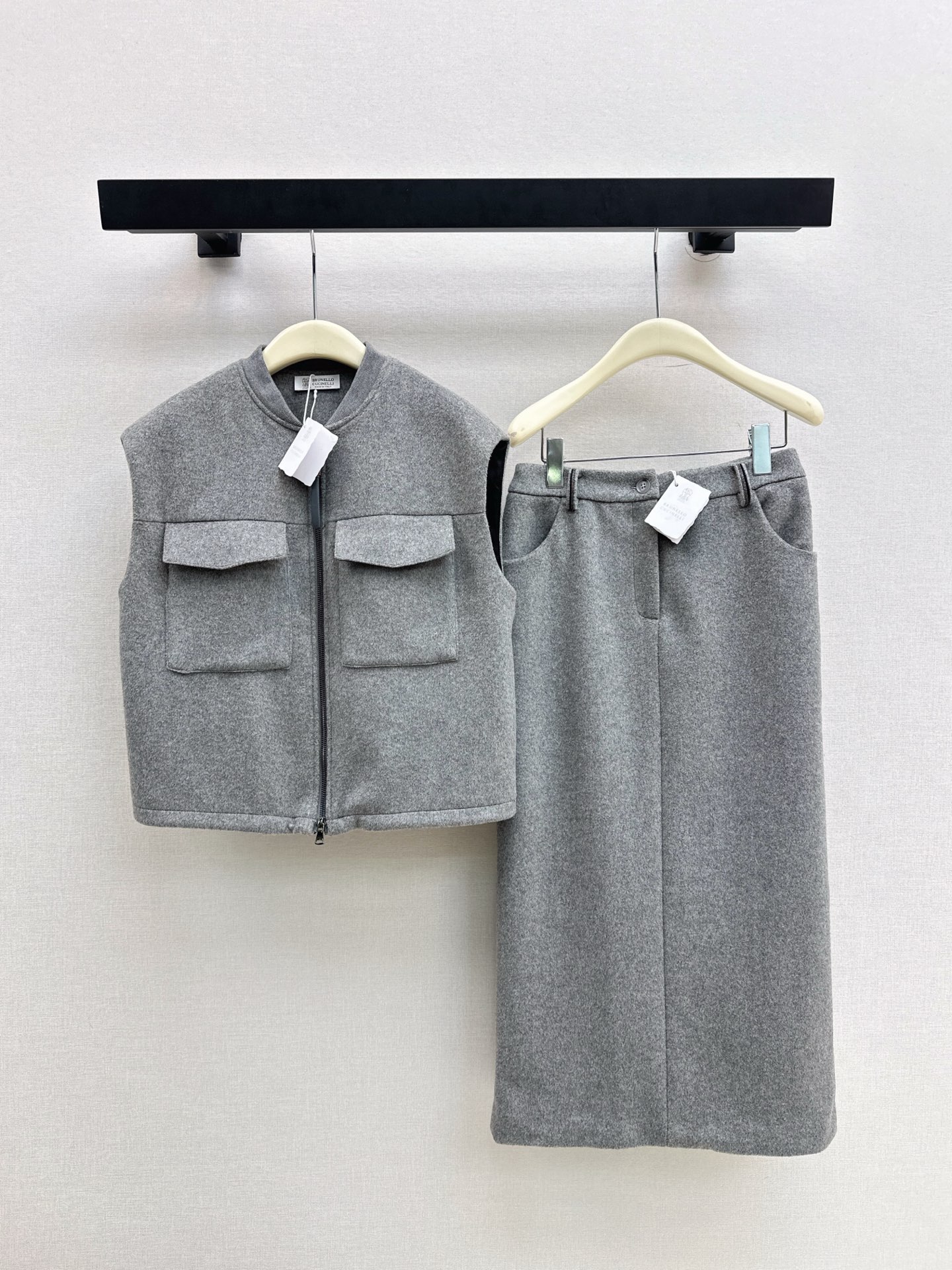 NO:621708,The fashionable sense of layering Bc 26Ss————The latest Italian minimalist style woolen suit in early spring. Dropped shoulder woolen vest + high waist skirt. High-quality woolen fabric. Autumn and winter cannot be without the blessing of a vest. Can be commuted or daily. Can be layered with T-shirts or sweaters and shirts. Fashionable and easy to get. The entire texture is online. Two colors are developed separately. Ready for sale sml  Horse,,skirts,sweaters,shirts,tees,t-shirt,alexander wang19860909叠穿的时髦感 Bc 26Ss—————早春最新款意式极简风羊毛呢套装落肩羊毛呢马甲+高腰半裙 高品质羊毛呢面料 秋冬不能没有马甲的加持 可通勤可日常 叠穿T恤或者毛衣衬衫都可以 时髦轻松Get 一整个质感都在线 两色分开发 现货发售sml 马,,skirts,sweaters,shirts,tees，t-shirt,alexander wang,Women's clothing