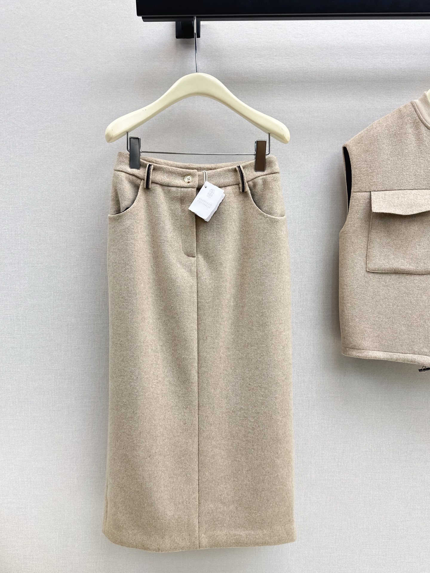 NO:621697,The fashionable sense of layering Bc 26Ss——————The latest Italian minimalist style woolen suit in early spring. Dropped shoulder woolen vest + high waist skirt. High-quality woolen fabric. Autumn and winter cannot be without the blessing of a vest. Can be commuted or daily. Can be layered with T-shirts or sweater shirts. Fashionable and easy to get. The whole texture is online. Two colors are developed separately. Ready for sale sml,,skirts,sweaters,shirts,tees,t-shirt,alexander  wang19860909叠穿的时髦感 Bc 26Ss—————早春最新款意式极简风羊毛呢套装落肩羊毛呢马甲+高腰半裙 高品质羊毛呢面料 秋冬不能没有马甲的加持 可通勤可日常 叠穿T恤或者毛衣衬衫都可以 时髦轻松Get 一整个质感都在线 两色分开发 现货发售sml,,skirts,sweaters,shirts,tees，t-shirt,alexander wang,Women's clothing