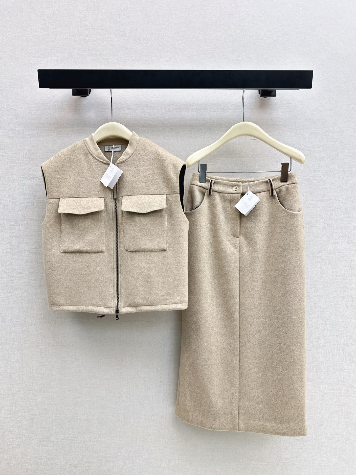 NO:621695,The fashionable sense of layering Bc 26Ss————The latest Italian minimalist style woolen suit in early spring. Dropped shoulder woolen vest + high waist skirt. High-quality woolen fabric. Autumn and winter cannot be without the blessing of a vest. Can be commuted or daily. Can be layered with T-shirts or sweaters and shirts. Fashionable and easy to get. The entire texture is online. Two colors are developed separately. Ready for sale sml  Horse,,skirts,sweaters,shirts,tees,t-shirt,alexander wang19860909叠穿的时髦感 Bc 26Ss—————早春最新款意式极简风羊毛呢套装落肩羊毛呢马甲+高腰半裙 高品质羊毛呢面料 秋冬不能没有马甲的加持 可通勤可日常 叠穿T恤或者毛衣衬衫都可以 时髦轻松Get 一整个质感都在线 两色分开发 现货发售sml 马,,skirts,sweaters,shirts,tees，t-shirt,alexander wang,Women's clothing