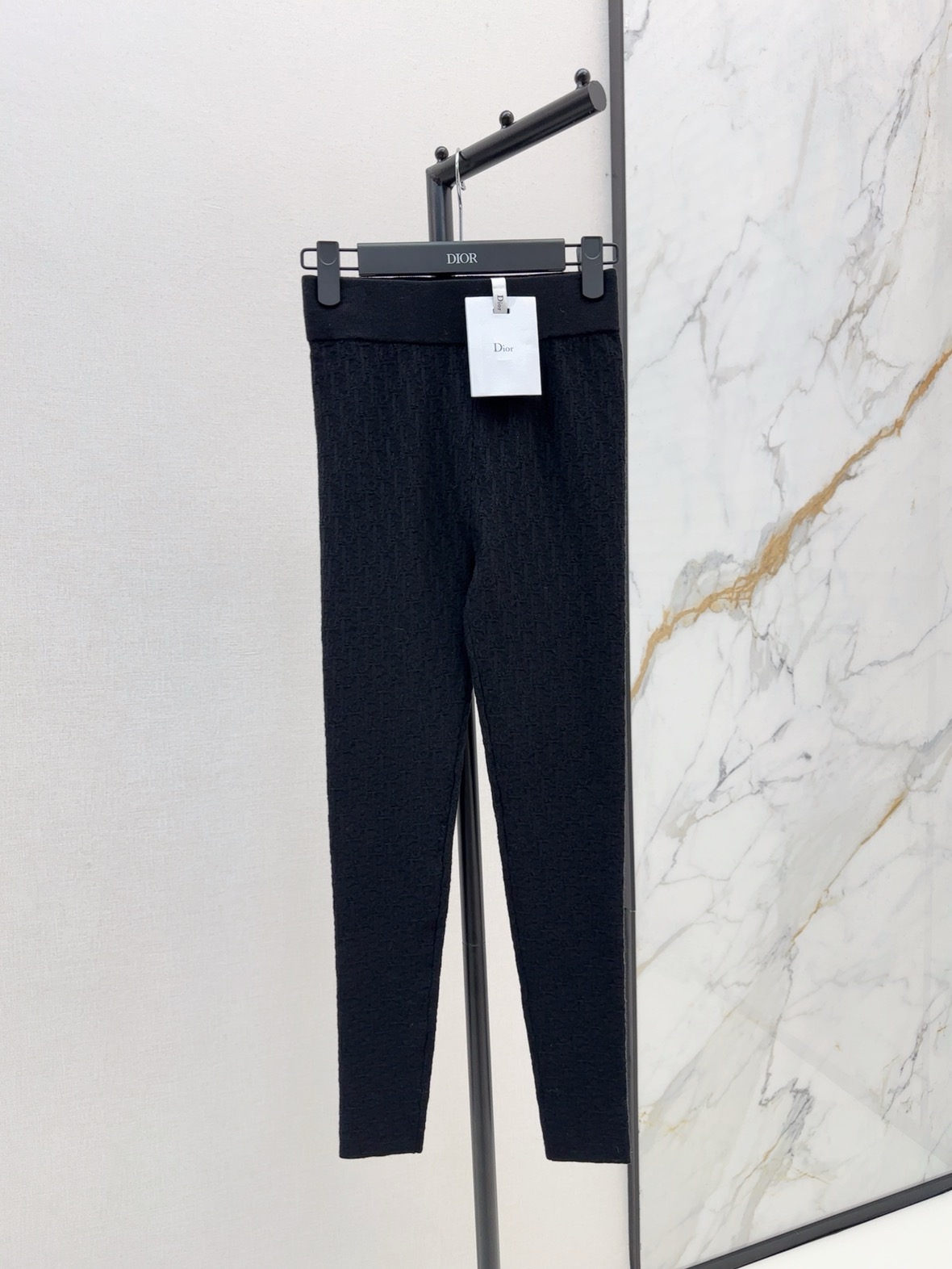 NO:622332,CD 25Ss, a must-have for winter - the latest classic logo three-dimensional jacquard knitted leggings for autumn and winter. Made of wool yarn knitted fabric. Super delicate and very comfortable. Winter is no longer cold. The upper body automatically has slender and long legs. The version is too slim. The wide girdle design can also elongate the proportion of the legs. Two colors are available now. sml,, alexander wang19860909入冬必备 CD 25Ss————秋冬最新款经典logo立体提花针织打底裤 采用羊毛纱线针织面料 超级细腻 特别很舒服 冬天再也不冷了 上身自动拥有纤细大长腿 版型太显瘦了 宽腰封设计还可以拉长腿部比例感 两色现货发售sml,,alexander wang,Women's clothing