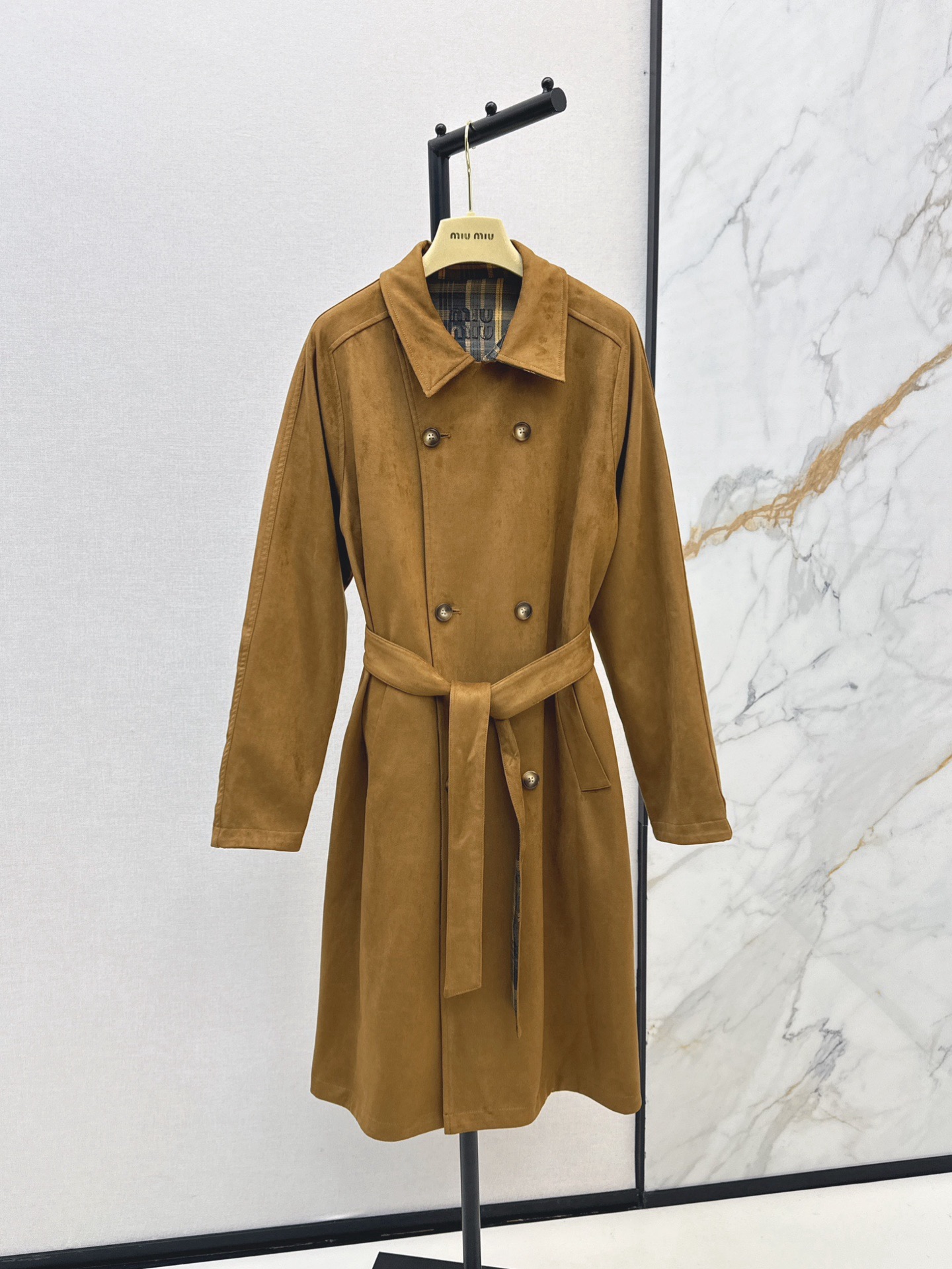 NO:622321,Exclusive model ~ Miu 25Ss - the latest Miu-style double-sided trench coat for autumn and winter. This double-sided trench coat seems to have its own eye-catching features. It is very aura. One side is a gentle and beautiful solid color, and the other side is a British retro plaid. The whole retro feeling is added. Simple single-breasted placket. The length is below the knee. It can easily cover the flesh and make you slim. A must-have for fashionable wear. Two colors are on sale now. sml,, miumiu, alexander wang19860909独家款～ Miu 25Ss————秋冬最新款缪式穿搭双面穿风衣 件双面穿风衣仿佛自带吸睛点 很有气场 一面是温柔好看的净色 一面是英伦复古格纹 整个复古感拉满 颜值加分 简约单排扣门襟 长度到膝盖下 轻松遮肉显瘦 时髦穿搭必备 两色现货发售sml,,miumiu,alexander wang,Women's clothing