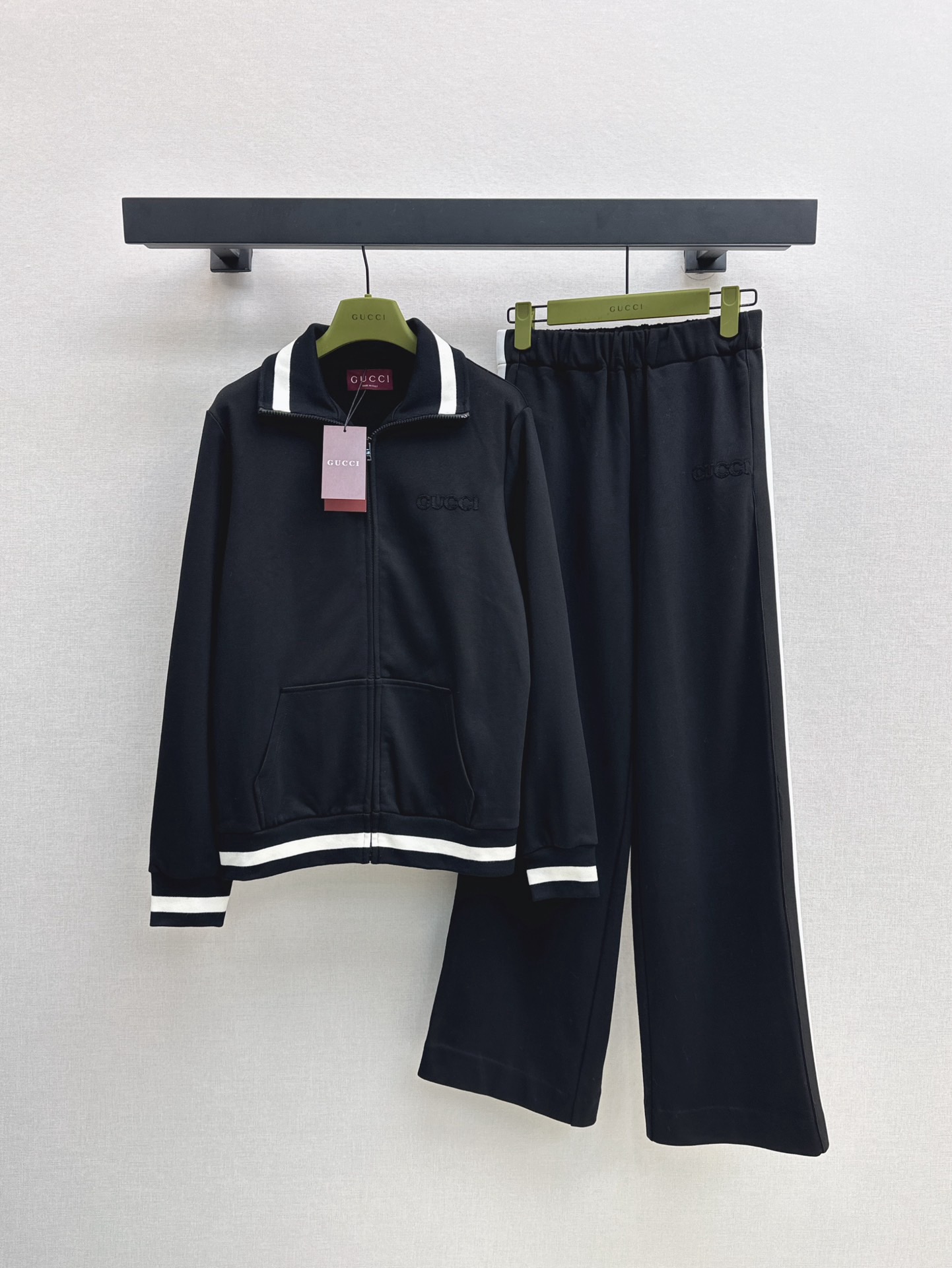 NO:622313,Gu 25Ss, the same style for men and women - the latest casual and fashionable suit for autumn and winter. Stand-up collar zipper jacket + high-waisted straight pants. Comes with lazy casual style. Classic black, easy to wear, versatile and fashionable. Customized black and white webbing splicing. A set that does not choose your figure. Easy to control whether you are fat or thin. One color ready for sale sml,, jackets & coats, alexander wang19860909男女同款 Gu 25Ss————秋冬最新款休闲时髦穿套装 立领拉链外套+高腰直筒裤 自带懒人休闲范 经典黑色好穿百搭又时髦 定制的黑白织带拼接 一套搭配不挑身材 胖瘦都好驾驭 一色现货发售sml,,jackets & coats,alexander wang,Women's clothing