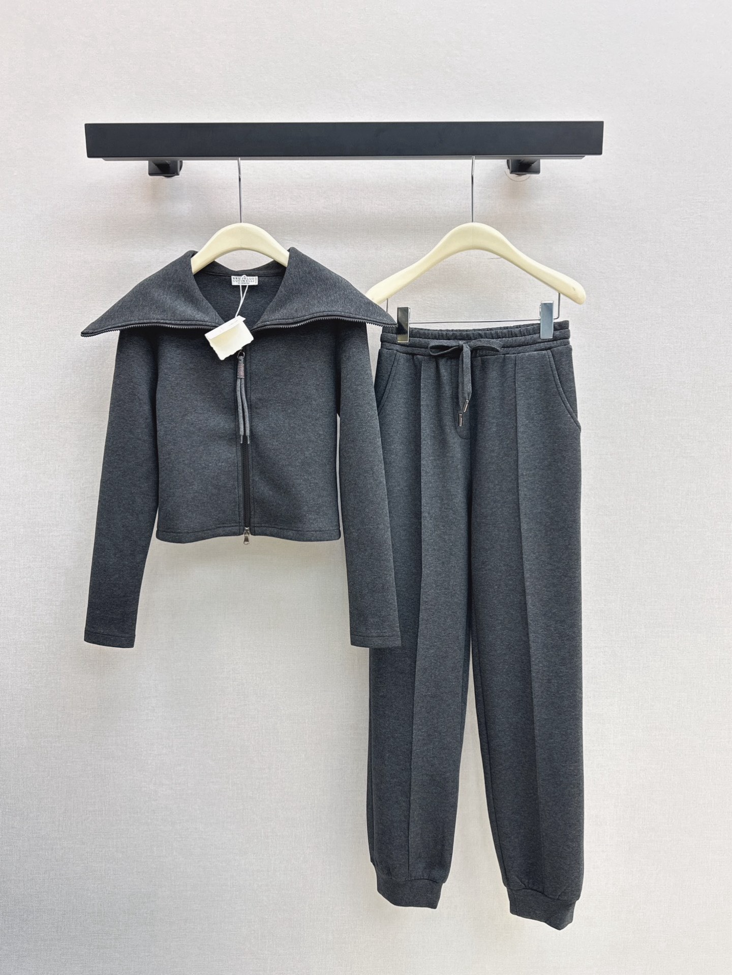 NO:622308,Exclusive model ~ BC 25Ss - the latest fashionable fake design sweatshirt set for autumn and winter. Large lapel casual jacket + elastic waist casual pants. Daily casual recommendation. Must-have for going out. Exquisite chain zipper decorative design. Elastic sweatpants. Very stylish and full of eye-catching feeling. It looks great when worn alone. A set is also very popular. A set is available. Two colors are available for sale sml, hoodie, sweatshirts, jackets & coats, alexander wang19860909独家款～ BC 25Ss————秋冬最新款时髦假设计卫衣套装 大翻领休闲外套+松紧腰休闲裤 日常休闲推荐 出街必备 精致链条拉链装饰设计 松紧卫裤 很有范 满满的吸睛感 单穿太好看了 一套搭配也很出圈 一套出 两色现货发售sml,,hoodie,sweatshirts,jackets & coats,alexander wang,Women's clothing