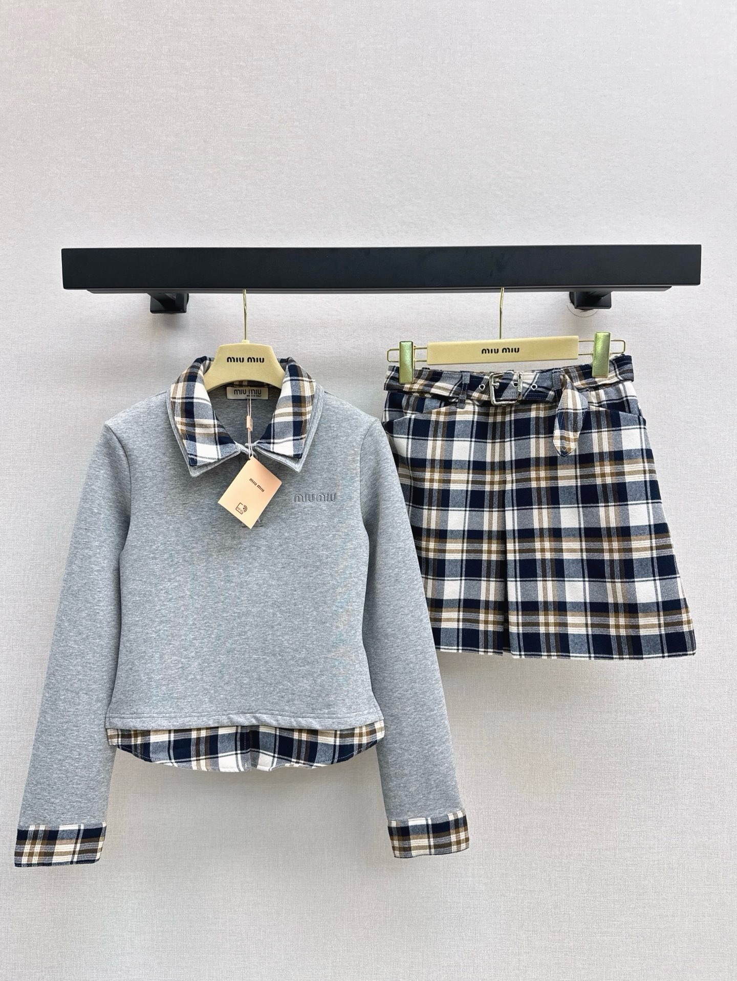 NO:622302,Age-reducing temperament Miu 25Ss————The latest Korean style suit for autumn and winter. Spliced ​​plaid sweatshirt + A-line skirt. Retro fashion sense. One set of upper body is highly recommended. No matching worries. Easily transform into a heroine. Logo letter embroidery. Bonus details. One set. Two colors available for sale sml, miumiu, hoodie, sweatshirts, skirts, alexander wang19860909减龄气质 Miu 25Ss————秋冬最新款韩系穿搭套装拼接格纹卫衣+A字半裙 复古时髦感 一套上身很推荐 没有搭配烦恼 轻松变身女主角风范 logo字母刺绣 细节加分 一套出 两色现货发售sml,,miumiu,hoodie,sweatshirts,skirts,alexander wang,Women's clothing