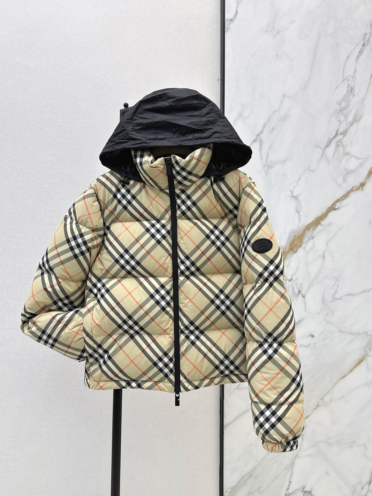 NO:622318,Comes with dust bag Bur 25Ss————The latest hidden style hooded short down jacket in autumn and winter. The drawstring can adjust the tightness of the hooded zipper jacket. The 90 white goose down filling has excellent windproof and cold protection effect. It is not bulky and is more versatile. The whole floor is full of iconic plaid style, which is high-end and stylish. The embossed war horse logo on the side sleeves is more neat and fashionable. Create an exclusive casual style. One color ready for sale sml,, burberry, jackets & coats, down  jacket,hats,alexander wang19860909配防尘袋Bur 25Ss————秋冬最新款隐藏款连帽短款羽绒服外套抽绳调节松紧的连帽拉链外套版型 90白鹅绒填充防风御寒效果绝佳 不显臃肿更百搭 整体满铺标志性格纹造型高级洋气 侧面袖子浮雕凹凸战马徽标 更显利落时尚感 打造专属休闲风格 一色现货发售sml,,burberry,jackets & coats,down jacket,hats,alexander wang,Women's clothing