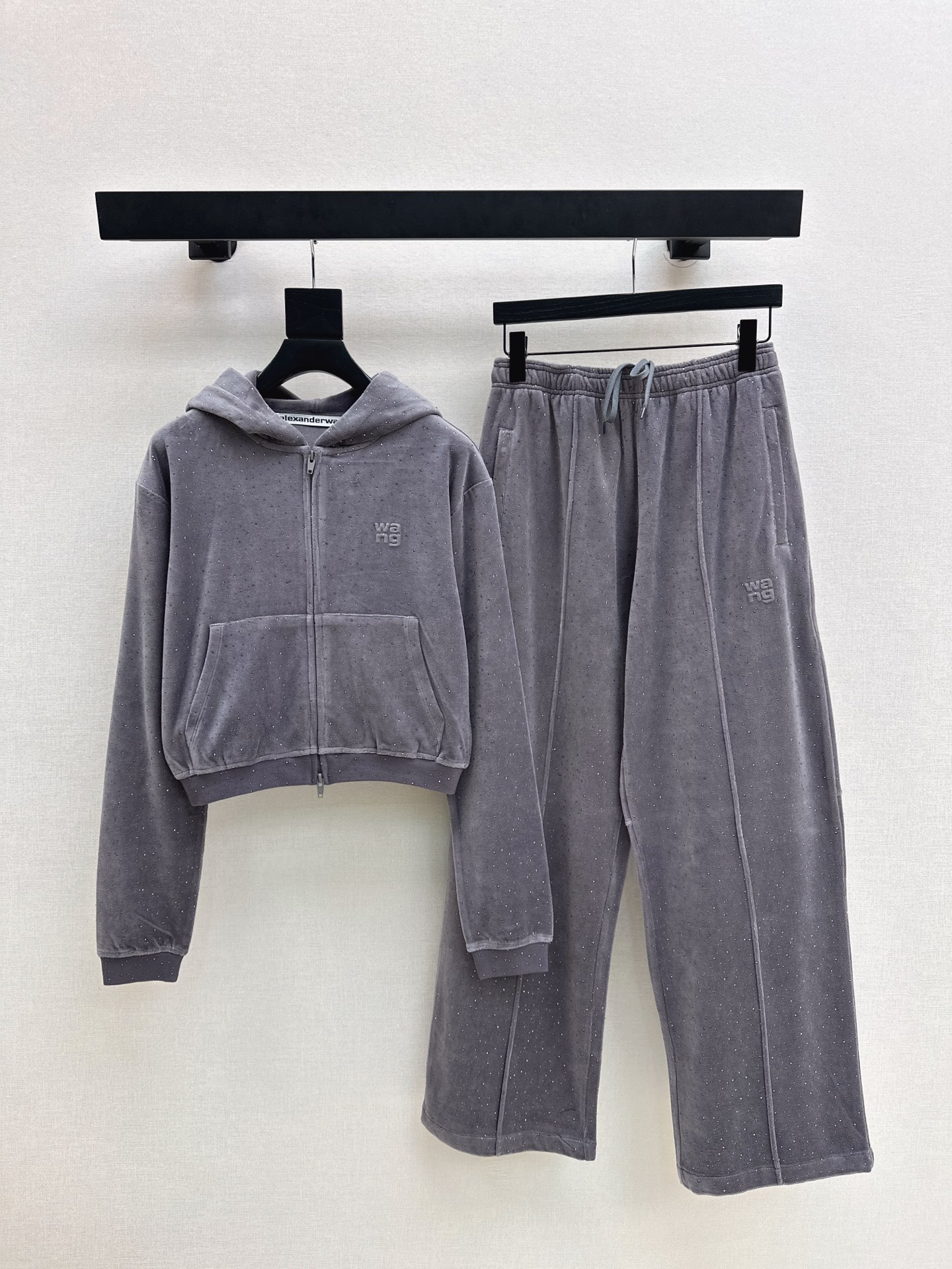 NO:622300,Pants Jacket AW 25Ss - the latest casual velvet suit for autumn and winter. Hooded velvet jacket + elastic waist trousers. Customized imported velvet material. The texture is shiny and drapey. The hooded short zipper jacket style is simple and hot girl style is more eye-catching and fashionable. One color is developed separately. Ready for sale sml,,jackets & coats,hats,alexander wang19860909裤子外套AW 25Ss————秋冬最新款休闲丝绒套装连帽烫钻丝绒外套+松紧腰长裤 定制进口丝绒材质 质感光泽垂感十足 连帽短款拉链外套版型 简约辣妹风格更吸睛时髦 一色分开发 现货发售sml,,jackets & coats,hats,alexander wang,Women's clothing