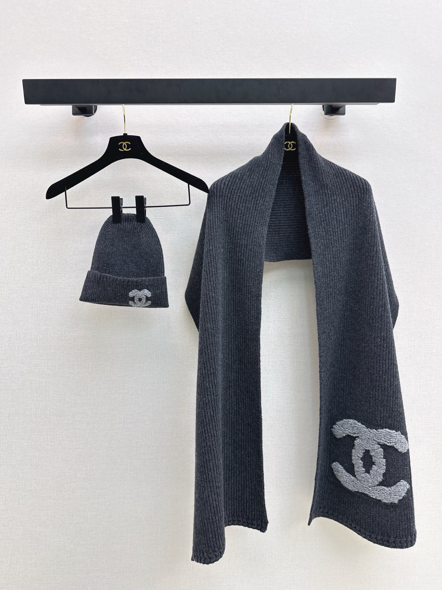 NO:622296,Hat Wai C Home 25Ss - the latest high-end gray scarf + cold hat in autumn and winter. I really love the latest winter warm series. I have unlocked the full series. The logo also uses three-dimensional towel embroidery technology. The cashmere material is very skin-friendly and soft. Complete set matching brings up the romantic atmosphere of winter. One color, one size fits all. Available in stock,,chanel,hats,alexander wang19860909帽 围C家 25Ss———秋冬最新款高级灰围巾+冷帽 最新推出的冬季保暖系列真的太爱了 解锁了全套系列 logo也是用了立体的毛巾刺绣工艺 羊绒材质 非常的亲肤柔软 成套搭配 冬日的浪漫氛围感一下就上来了 一色均码 现货发售,,chanel,hats,alexander wang,Women's clothing