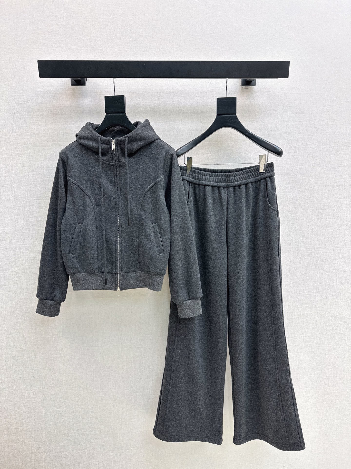 NO:622339,Fashionable design 25Ss————The latest minimalist style splicing design casual suit for autumn and winter. Hooded casual jacket + elastic straight sweatpants. A super easy-to-wear set. Whether it is a set or worn alone, it is very versatile. Casual and sports style. Plush fabric for warmth. Definitely not afraid of going out of style. Always classic. Available in one set. Two colors available for sale sml,,jackets & coats,hats,alexander wang19860909时髦设计 25Ss————秋冬最新款极简风拼接设计休闲套装 连帽休闲外套+松紧直筒卫裤 超级好穿的一套 不管是一套搭配或者单独穿都很百搭 休闲运动风 加绒面料保暖加分 绝对不怕过时 永远经典 一套出 两色现货发售sml,,jackets & coats,hats,alexander wang,Women's clothing