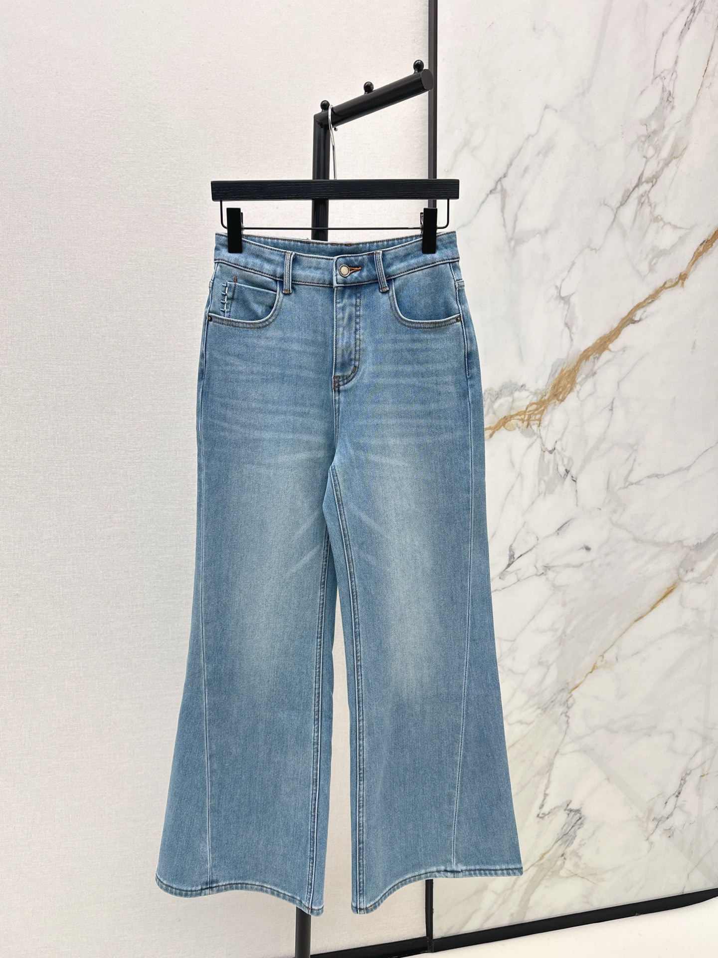 NO:622333,Simple and versatile, fashionable niche design 25Ss————The latest retro washed composite velvet jeans for autumn and winter. A must-have for winter warmth. Thickened velvet inside has a great thermal insulation effect. No matter how cold it is, you are not afraid of the cold. Very versatile and not picky. Easily wear long-legged proportions. All kinds of versatile blogger-style trousers for daily use. One color ready for sale smlxl,,jeans,alexander wang19860909简约百搭 时髦小众设计 25Ss————秋冬最新款复古洗水复合加绒牛仔裤 冬季保暖必备款 内里加厚绒 保暖效果巨好 再冷也不怕了 很百搭不挑人 轻松穿出长腿比例感 日常各种百搭的博主范裤子 一色现货发售smlxl,,jeans,alexander wang,Women's clothing