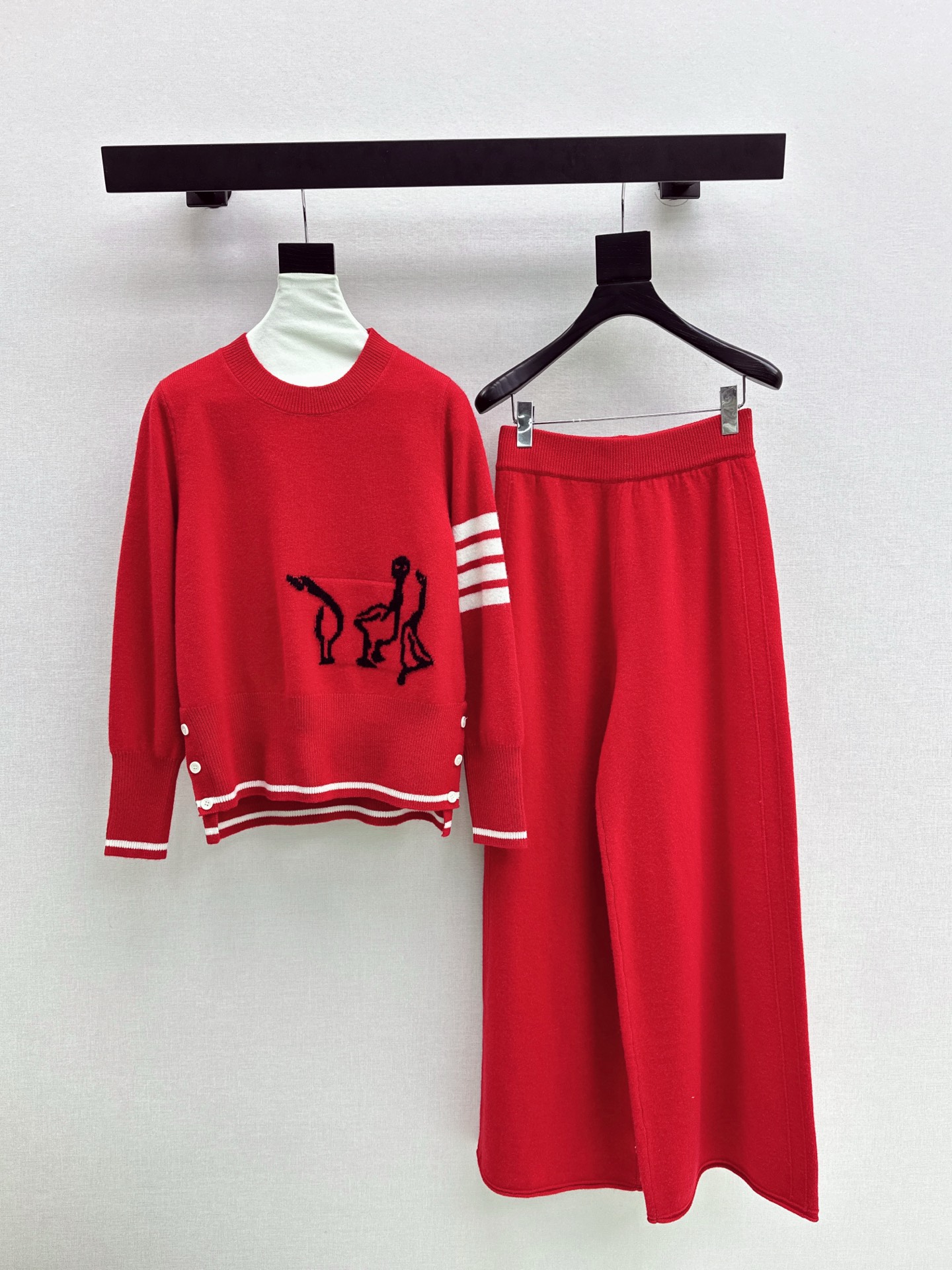 NO:622323,TB 25Ss - the latest knitted suit for autumn and winter. A woven patterned round neck sweater + elastic waisted straight pants. Exquisite beauty. The overall feeling is simple and elegant. When paired together, it will give you a gentle, beautiful and moving feeling. The color and pattern are impeccable. A must-have set for lazy people. It will look good no matter how you match it. The texture of the fabric is superb. It is made of customized wool fabrics. The fabrics are in place. Available in one set. Three colors available for sale sml,,sweaters,alexander wang19860909TB 25Ss———秋冬最新款针织套装 提织图案圆领毛衣+松紧腰直筒裤 精致美感 整体给人感觉特别的简约大气 一套搭配起来给你人一种温柔美丽动人的感觉 颜色跟版型都无可挑剔 懒人必备一套怎么搭都好看 面料质感一绝 采用的是定制羊毛面料 面料很到位 一套出 三色现货发售sml,,sweaters,alexander wang,Women's clothing