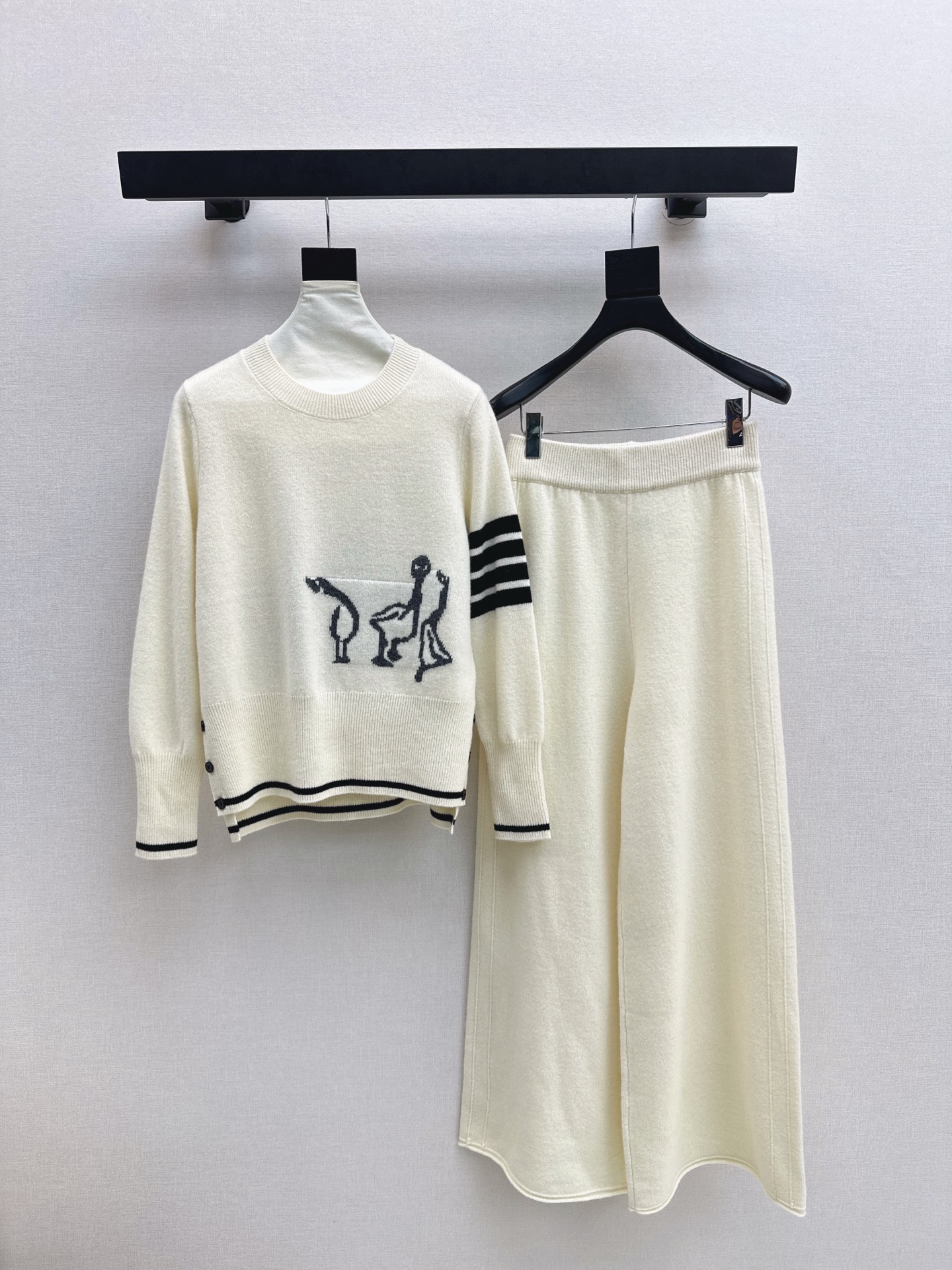 NO:622317,TB 25Ss - the latest knitted suit for autumn and winter. A woven patterned round neck sweater + elastic waisted straight pants. Exquisite beauty. The overall feeling is simple and elegant. When paired together, it will give you a gentle, beautiful and moving feeling. The color and pattern are impeccable. A must-have set for lazy people. It will look good no matter how you match it. The texture of the fabric is superb. It is made of customized wool fabrics. The fabrics are in place. Available in one set. Three colors available for sale sml,,sweaters,alexander wang19860909TB 25Ss———秋冬最新款针织套装 提织图案圆领毛衣+松紧腰直筒裤 精致美感 整体给人感觉特别的简约大气 一套搭配起来给你人一种温柔美丽动人的感觉 颜色跟版型都无可挑剔 懒人必备一套怎么搭都好看 面料质感一绝 采用的是定制羊毛面料 面料很到位 一套出 三色现货发售sml,,sweaters,alexander wang,Women's clothing