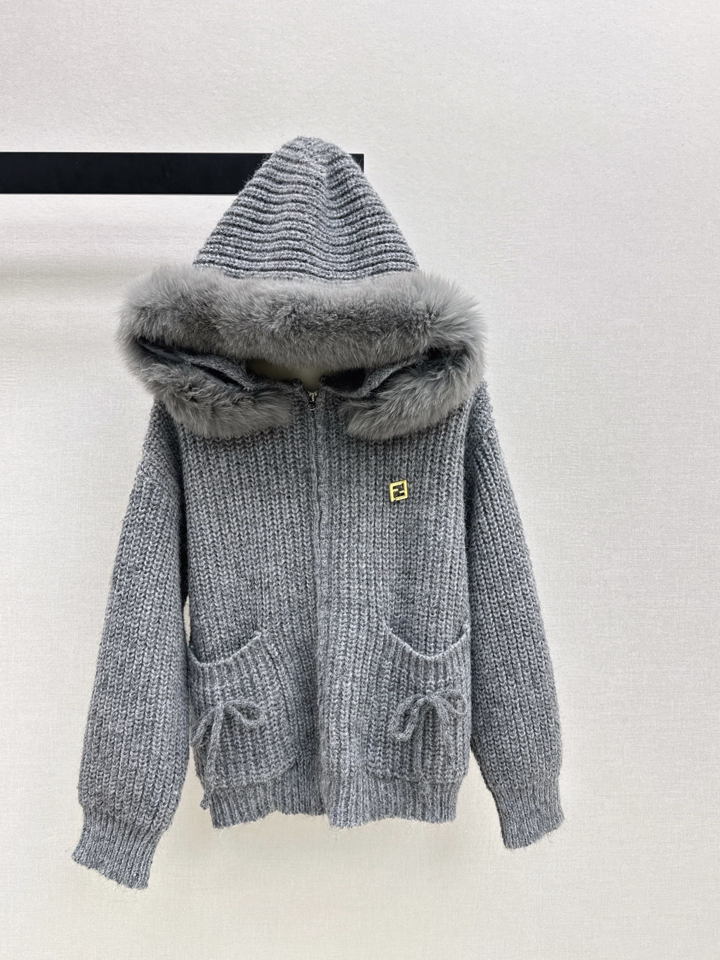 NO:622311,FD 25Ss————The latest popular autumn and winter series, the fox fur collar coat and fox fur collar hooded cardigan are really the god of this autumn and winter. The upper body is comfortable and soft, slim and versatile. Every color is impeccable and perfect. Three colors are available for sale in sm and two sizes (M size bust 134, length 63, jackets & coats, hats, alexander wang19860909FD 25Ss————秋冬最新款爆单系列狐狸毛领外套拼接狐狸毛领的连帽开衫真的是这个秋冬的神 上身舒适软糯 显瘦又百搭 每个颜色都是无可挑剔完美 三色现货发售sm两个码（M码胸围134 衣长63,,jackets & coats,hats,alexander wang,Women's clothing