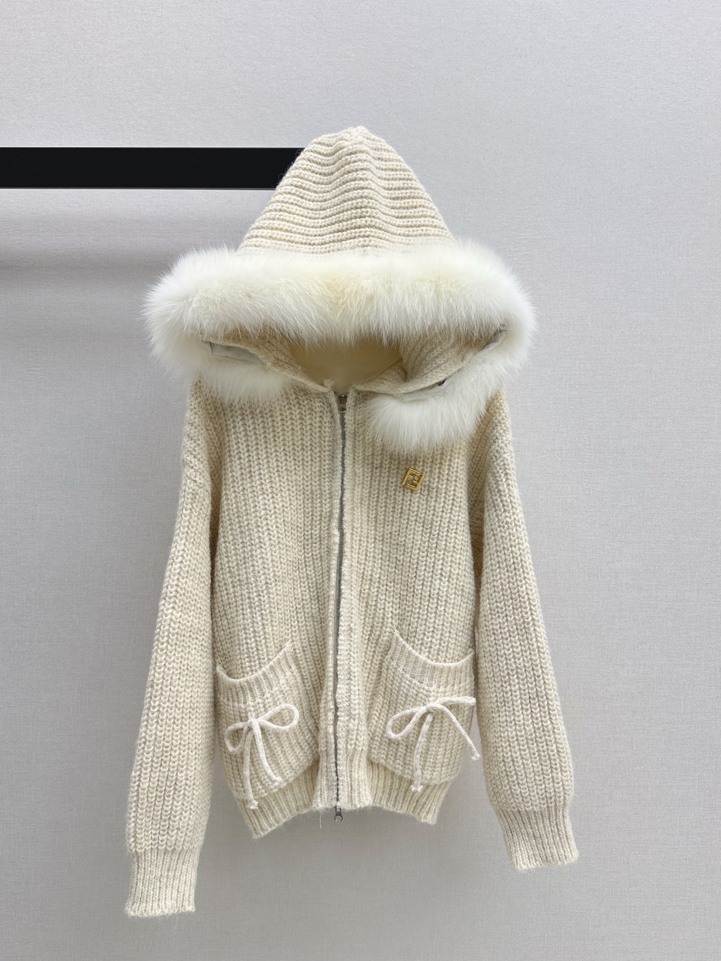 NO:622305,FD 25Ss————The latest popular autumn and winter series, the fox fur collar coat and fox fur collar hooded cardigan are really the god of this autumn and winter. The upper body is comfortable and soft, slim and versatile. Every color is impeccable and perfect. Three colors are available for sale in sm and two sizes (M size bust 134, length 63),,jackets & coats,hats,alexander wang19860909FD 25Ss————秋冬最新款爆单系列狐狸毛领外套拼接狐狸毛领的连帽开衫真的是这个秋冬的神 上身舒适软糯 显瘦又百搭 每个颜色都是无可挑剔完美 三色现货发售sm两个码（M码胸围134 衣长63）,,jackets & coats,hats,alexander wang,Women's clothing