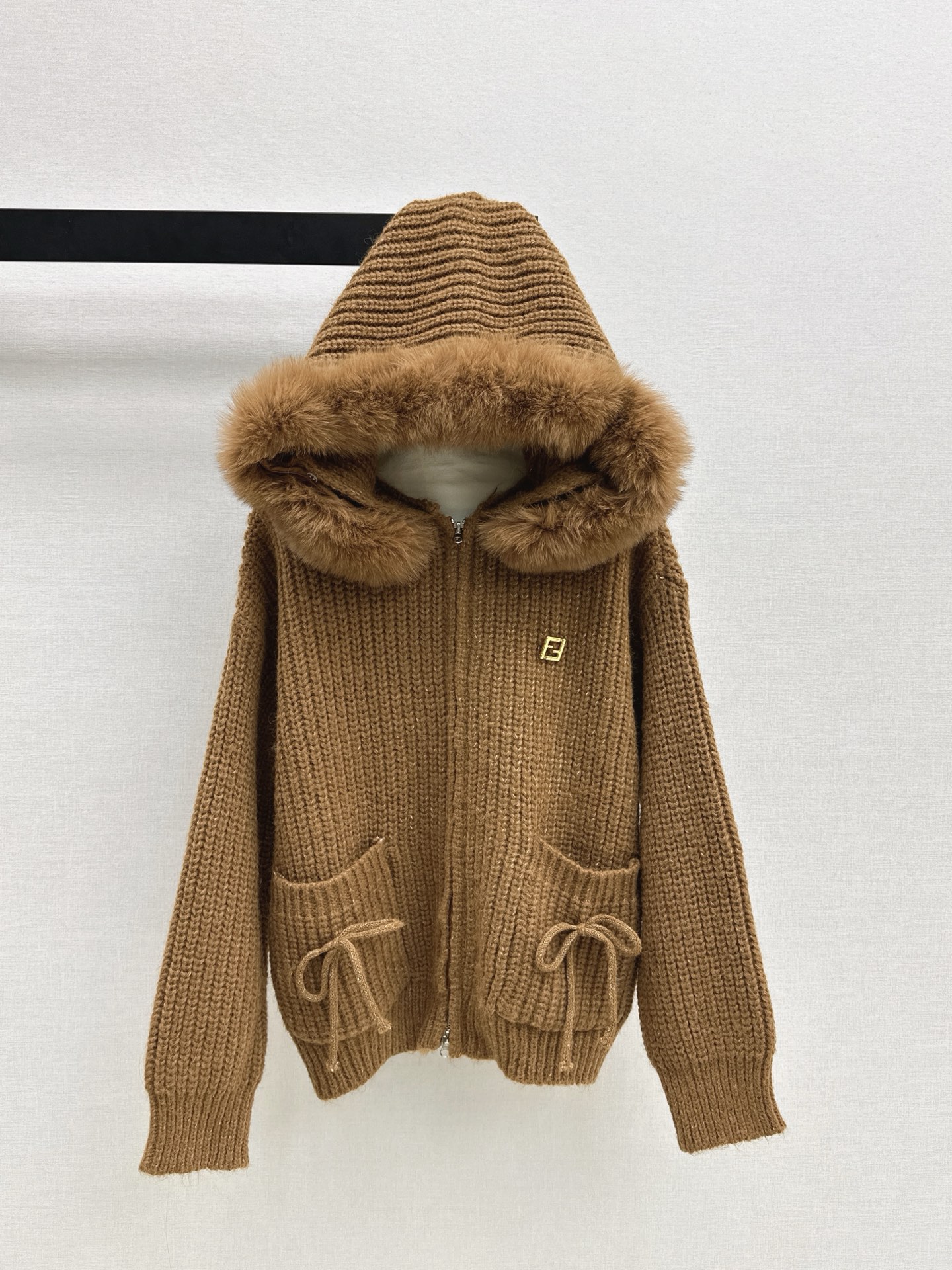 NO:622299,FD 25Ss————The latest popular autumn and winter series, the fox fur collar coat and fox fur collar hooded cardigan are really the god of this autumn and winter. The upper body is comfortable and soft, slim and versatile. Every color is impeccable and perfect. Three colors are available for sale in sm and two sizes (M size bust 134, length 63),,jackets & coats,hats,alexander wang19860909FD 25Ss————秋冬最新款爆单系列狐狸毛领外套拼接狐狸毛领的连帽开衫真的是这个秋冬的神 上身舒适软糯 显瘦又百搭 每个颜色都是无可挑剔完美 三色现货发售sm两个码（M码胸围134 衣长63）,,jackets & coats,hats,alexander wang,Women's clothing