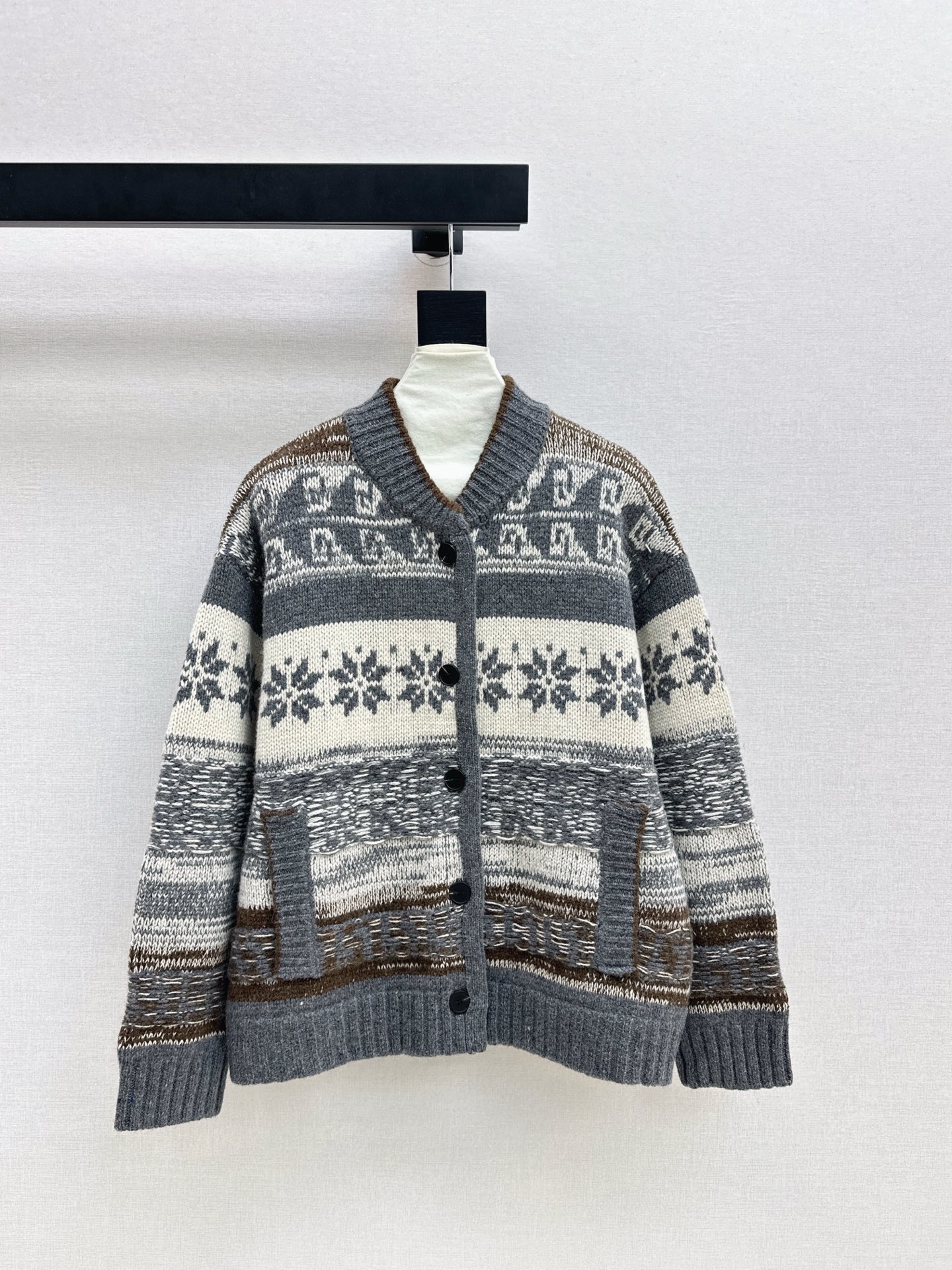 NO:622295,350L 25Ss————The latest cardigan jacket from the autumn and winter ski series has a very winter atmosphere. Fair Isle hook-and-loop pattern. Classic round neck, versatile, age-reducing and fashionable. Customized colored wool yarn. Front and rear positioning and heavy hook edge intarsia pattern decoration. Academic style. The version is not picky and makes the upper body look slimmer. One color ready for sale sml,,loro piana,jackets & coats,alexander wang19860909350L 25Ss————秋冬最新款滑雪系列开衫外套非常有冬日氛围感圣诞 费尔岛勾花图案 经典圆领百搭减龄又时髦 定制彩纱羊毛纱线 前后定位重工勾边嵌花图案装饰 文艺学院风穿搭 版型不挑人上身巨显瘦 一色现货发售sml,,loro piana,jackets & coats,alexander wang,Women's clothing