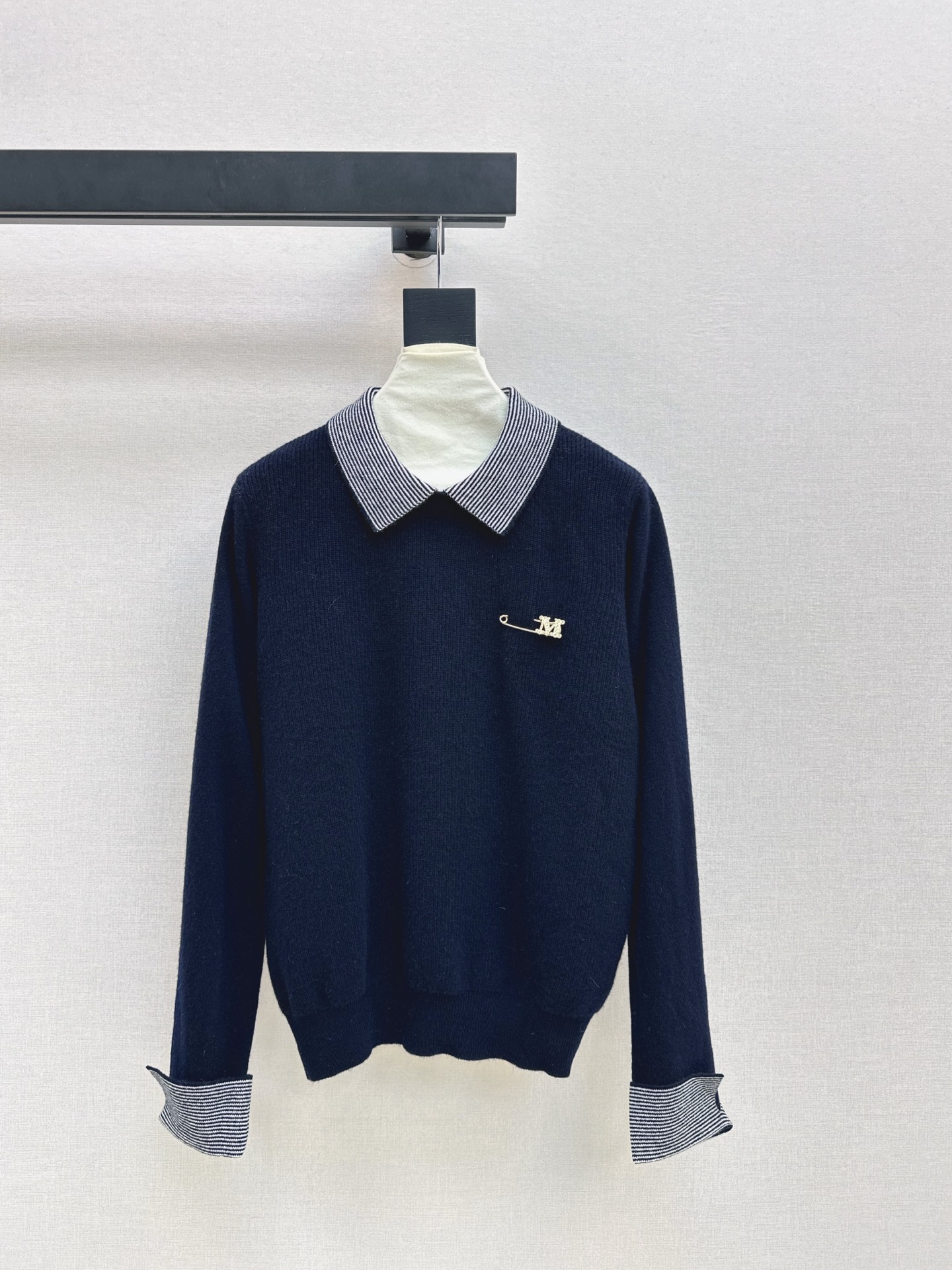 NO:622291,Max 25Ss for literary and artistic style - the latest fake two-piece sweater with splicing design for autumn and winter. Versatile design with contrasting colors and layering for a high-end feel. Paired with various jeans and skirts for a lazy and casual look. Two colors available for sale sml,,skirts,jeans,sweaters,alexander wang19860909文艺风穿搭 Max 25Ss———秋冬最新款拼接设计假两件毛衣 百搭气质的设计感撞色叠穿高级感满满 搭配各种牛仔裤半裙慵懒随性 两色现货发售sml,,skirts,jeans,sweaters,alexander wang,Women's clothing