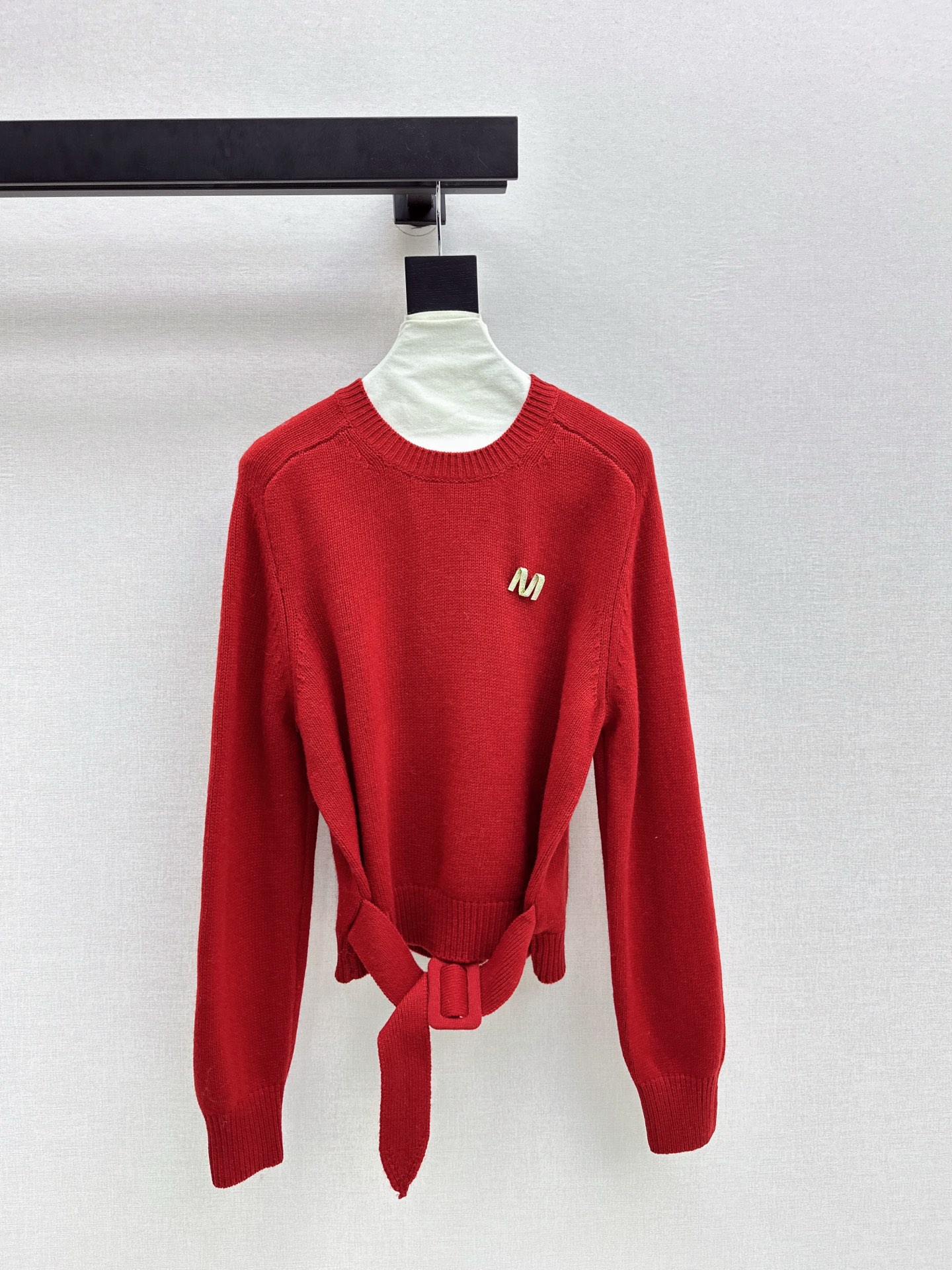 NO:622288,Exclusive model ~ Max 25Ss————The latest fashionable design crew neck sweater in autumn and winter. It is an easy-to-handle lazy sweater. It is also more tolerant to the figure. It looks slimmer. Wool yarn has a soft and waxy feel. The upper body has a lazy and fashionable temperament. Three colors are available in stock. sml 902,,sweaters,alexander wang19860909独家款～ Max 25Ss————秋冬最新款时髦设计感圆领毛衣 轻松拿捏慵懒感的毛衣 对身材包容度也比较高 嘎嘎显瘦 羊毛纱线 软糯糯的手感 上身慵懒时髦气质 三色现货发售sml 902,,sweaters,alexander wang,Women's clothing