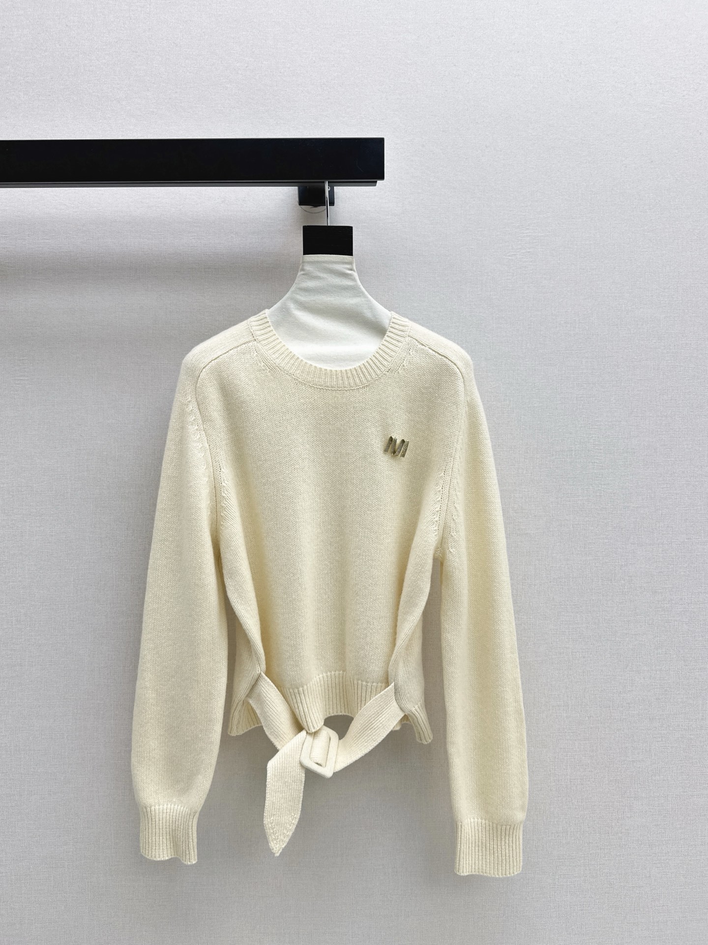 NO:622284,Exclusive model ~ Max 25Ss————The latest fashionable design crew neck sweater in autumn and winter. Easy to handle and lazy sweater. It is also more tolerant to the figure. It looks slim. Wool yarn has a soft and waxy feel. The upper body has a lazy and fashionable temperament. Three colors are available in stock. sml,,sweaters,alexander wang19860909独家款～ Max 25Ss————秋冬最新款时髦设计感圆领毛衣 轻松拿捏慵懒感的毛衣 对身材包容度也比较高 嘎嘎显瘦 羊毛纱线 软糯糯的手感 上身慵懒时髦气质 三色现货发售sml,,sweaters,alexander wang,Women's clothing