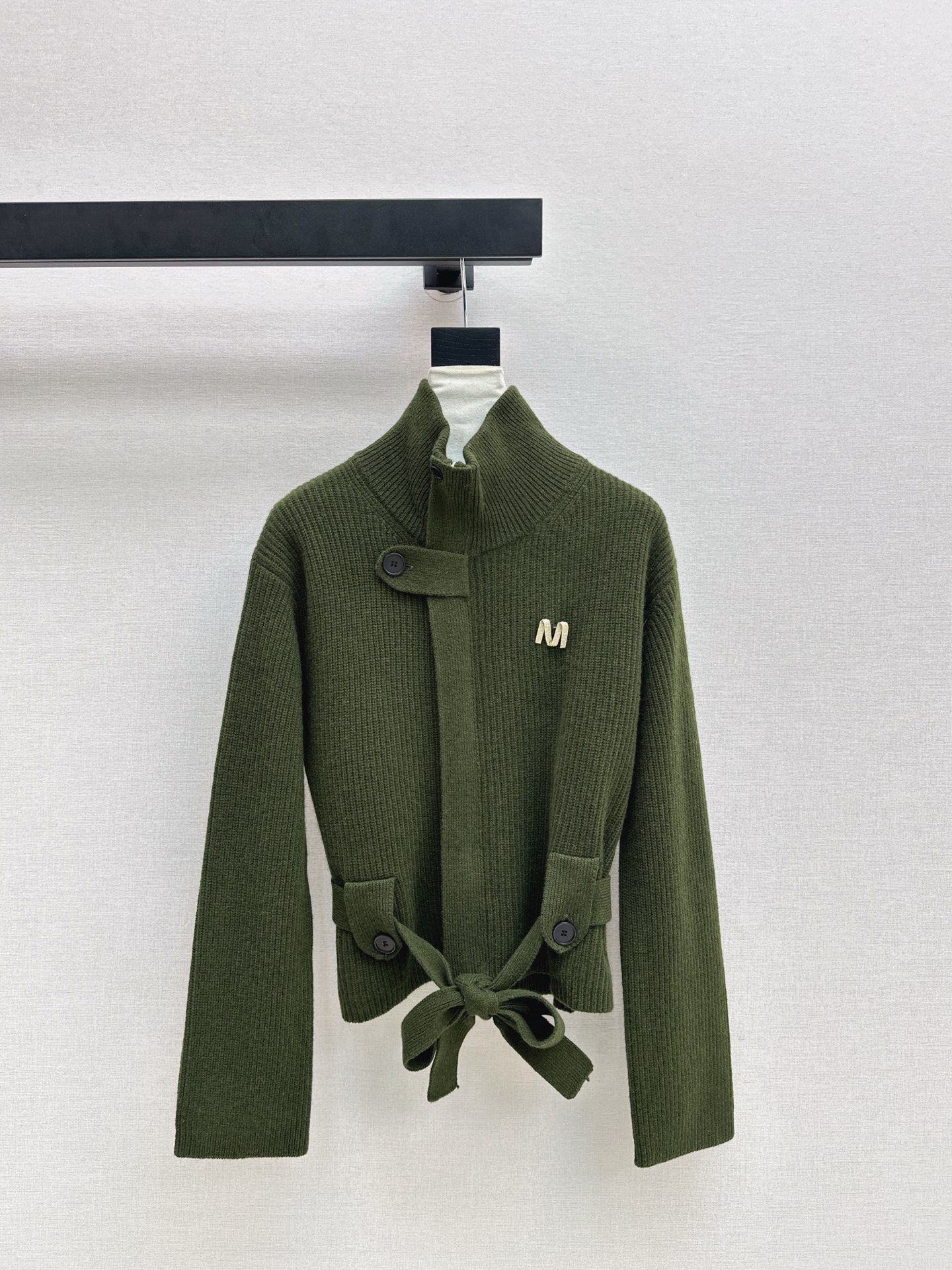 NO:622280,Exclusive model ~ Max 25Ss————The latest fashionable design stand-collar cardigan in autumn and winter. An easy-to-handle sweater with a lazy feel. It is also relatively tolerant to the figure. It looks slimmer. Wool yarn has a soft and waxy feel. The upper body has a lazy and fashionable temperament. Three colors are available for sale now. sml,,sweaters,alexander wang19860909独家款～ Max 25Ss————秋冬最新款时髦设计感立领开衫 轻松拿捏慵懒感的毛衣 对身材包容度也比较高 嘎嘎显瘦 羊毛纱线 软糯糯的手感 上身慵懒时髦气质 三色现货发售sml,,sweaters,alexander wang,Women's clothing