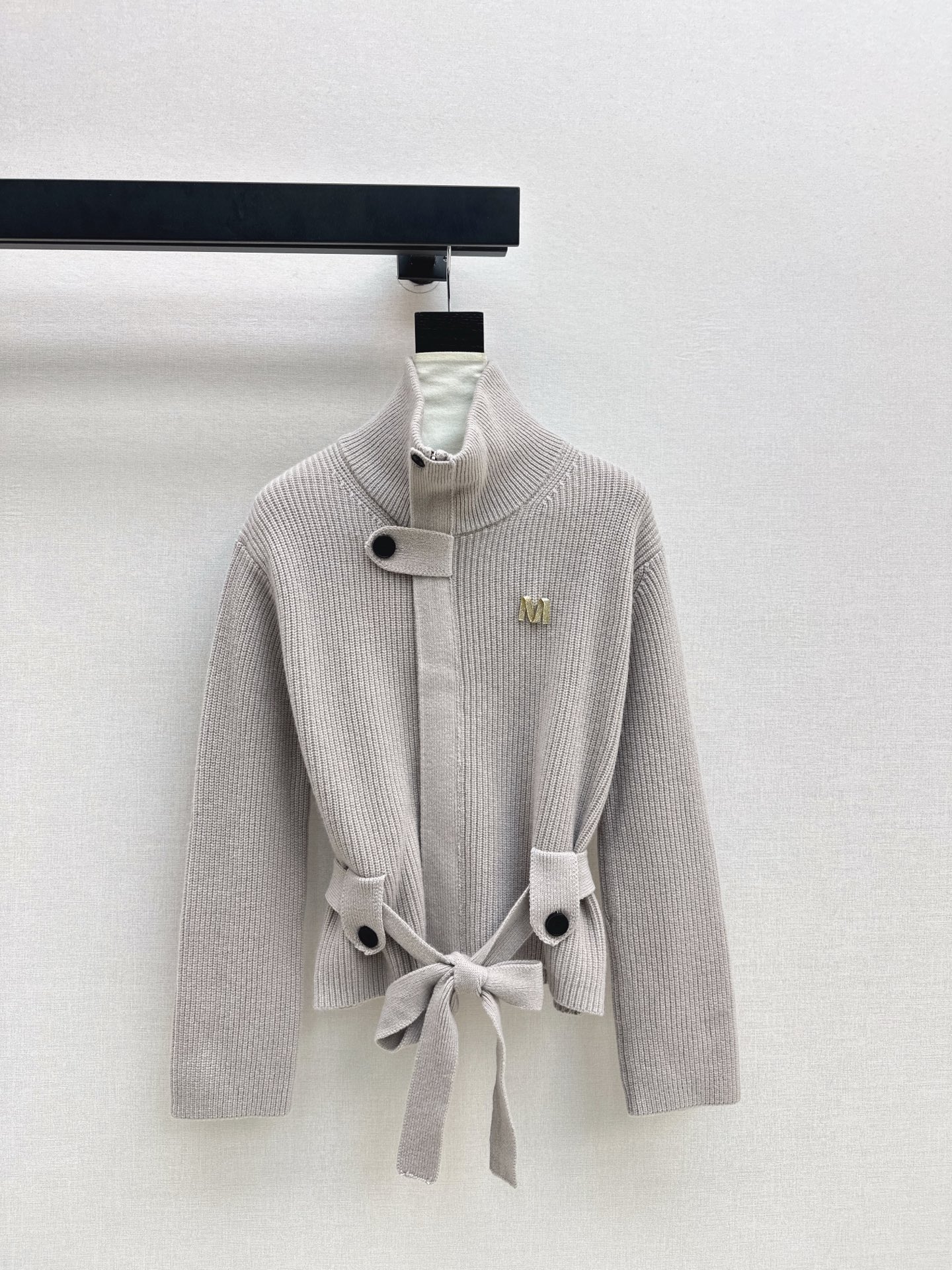 NO:622276,Exclusive model ~ Max 25Ss————The latest fashionable design stand-collar cardigan in autumn and winter. An easy-to-handle sweater with a lazy feel. It is also relatively tolerant to the figure. It looks slimmer. Wool yarn has a soft and waxy feel. The upper body has a lazy and fashionable temperament. Three colors are available for sale now. sml,,sweaters,alexander wang19860909独家款～ Max 25Ss————秋冬最新款时髦设计感立领开衫 轻松拿捏慵懒感的毛衣 对身材包容度也比较高 嘎嘎显瘦 羊毛纱线 软糯糯的手感 上身慵懒时髦气质 三色现货发售sml,,sweaters,alexander wang,Women's clothing