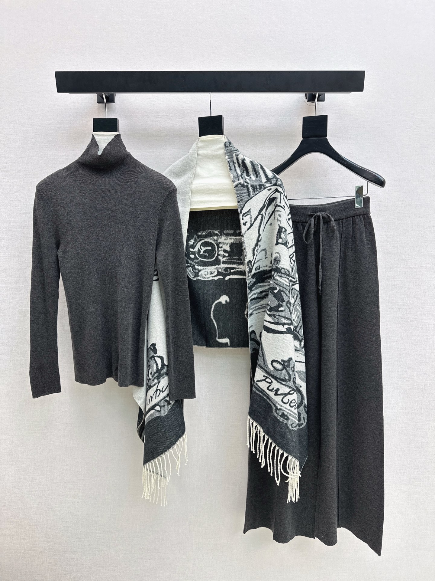 NO:622272,The most popular item is Bur 25Ss - the latest early autumn knitted suit with fringed scarf + turtleneck bottoming shirt + elastic waist straight pants. Exquisite beauty. The overall feeling is simple and elegant. When paired together, it gives you a gentle, beautiful and touching feeling. The color and pattern are impeccable. A must-have set for lazy people. It looks good no matter how you match it. The texture of the fabric is superb. It is made of customized wool fabric. The details are in place. Available in one set. Two colors available for sale sml, burberry, alexander.  wang19860909爆单款推荐Bur 25Ss———早秋最新款针织套装流苏围巾+高领打底衫+松紧腰直筒裤 精致美感 整体给人感觉特别的简约大气 一套搭配起来给你人一种温柔美丽动人的感觉 颜色跟版型都无可挑剔 懒人必备一套怎么搭都好看 面料质感一绝 采用的是定制羊毛面料 细节很到位 一套出 两色现货发售sml,,burberry,alexander wang,Women's clothing