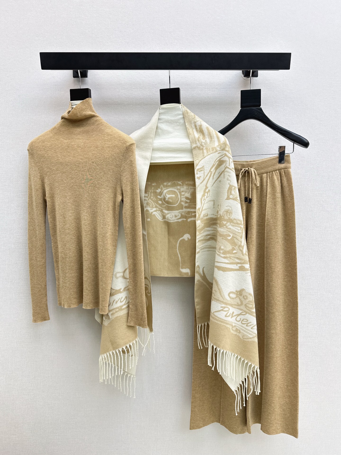 NO:622268,The most popular item is Bur 25Ss - the latest early autumn knitted suit with fringed scarf + turtleneck bottoming shirt + elastic waist straight pants. Exquisite beauty. The overall feeling is simple and elegant. When paired together, it gives you a gentle, beautiful and touching feeling. The color and pattern are impeccable. A must-have set for lazy people. It looks good no matter how you match it. The texture of the fabric is superb. It is made of customized wool fabric. The details are in place. Available in one set. Two colors available for sale sml, burberry, alexander.  wang19860909爆单款推荐Bur 25Ss———早秋最新款针织套装流苏围巾+高领打底衫+松紧腰直筒裤 精致美感 整体给人感觉特别的简约大气 一套搭配起来给你人一种温柔美丽动人的感觉 颜色跟版型都无可挑剔 懒人必备一套怎么搭都好看 面料质感一绝 采用的是定制羊毛面料 细节很到位 一套出 两色现货发售sml,,burberry,alexander wang,Women's clothing