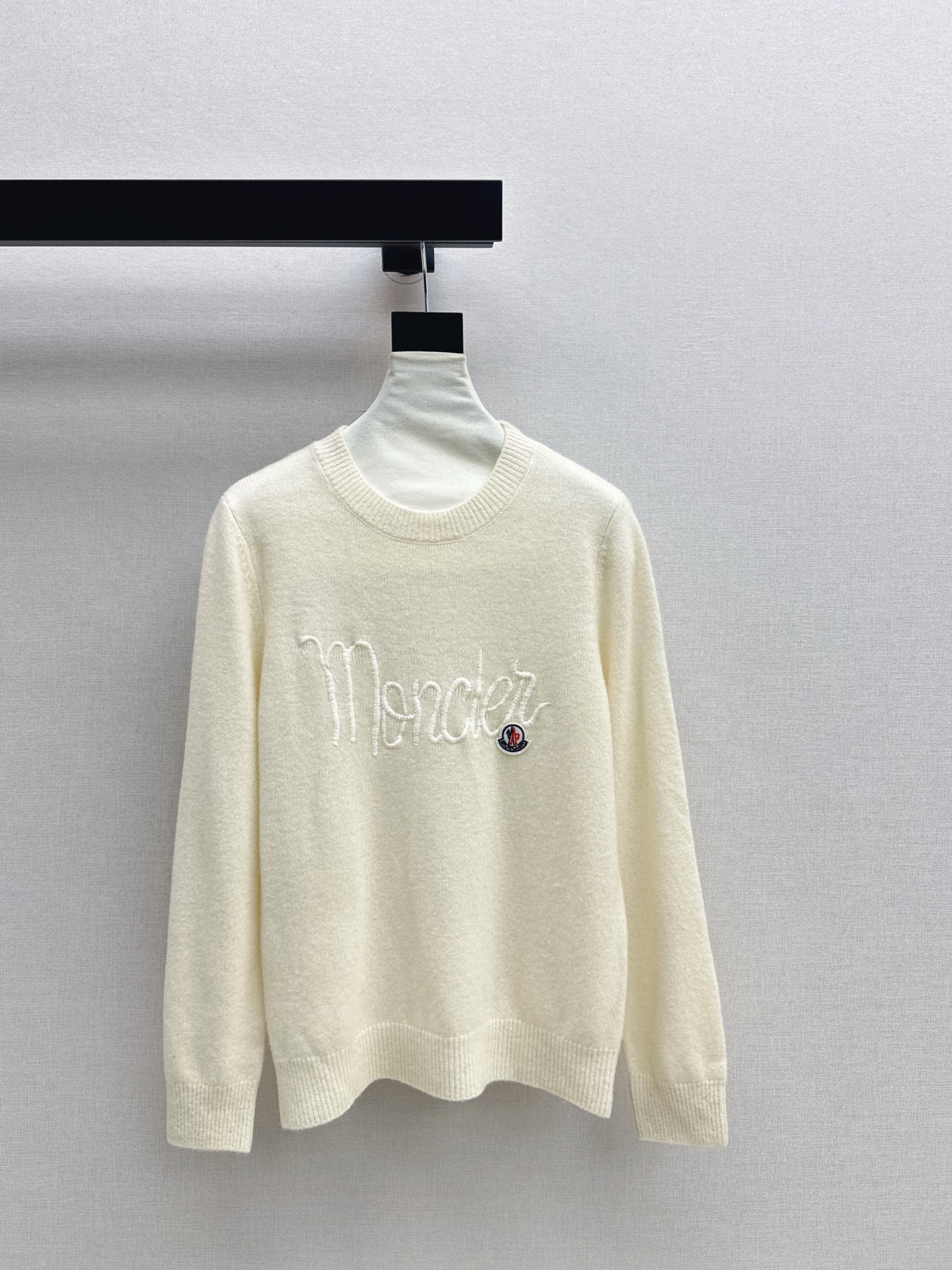 NO:622260,Exclusive launch of MC 25Ss - the latest all-match round neck sweater in autumn and winter. A must-have item for inner wear in winter. The upper body is lazy and fashionable. It is age-reducing and fashionable. The upper body is lazy and fashionable and super good-looking. Two colors are available for sale sml,,sweaters,alexander wang19860909独家首发 MC 25Ss———秋冬最新款百搭圆领毛衣冬天的内搭神器早秋必备单品 上身慵懒时髦感拉满 减龄又时髦 上身慵懒时髦超好看 两色现货发售sml,,sweaters,alexander wang,Women's clothing