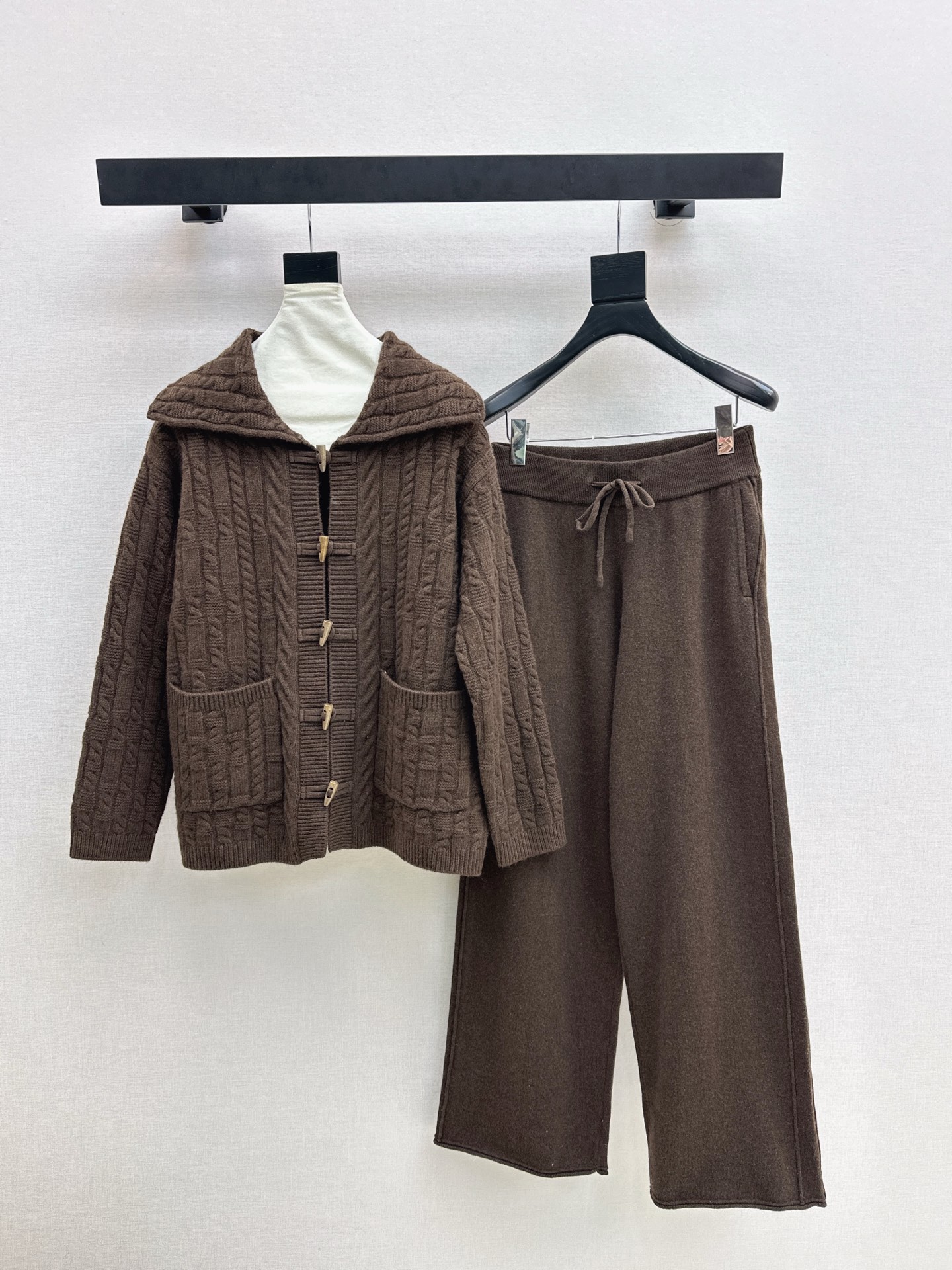 NO:622256,Exclusive debut of Max 25Ss - the latest lazy style wool suit for autumn and winter, three-dimensional woven horn button lapel cardigan + elastic waist straight pants, popular Maillard color series, 100% worsted wool yarn fabric, simple and elegant lazy version, long-lasting, warm and beautiful~~ The most practical and versatile boutique, autumn and winter base layering for daily high-end!  !  Super stretchy, not flattering on your figure. Sold as a set. Two colors available for sale. sml, alexander wang19860909独家首发 Max 25Ss———秋冬最新款慵懒风羊毛套装立体提织牛角扣翻领开衫+松紧腰直筒裤 爆单款美拉德色系 百分百精纺羊毛纱线面料 简约大气慵懒版型 经久耐穿 保暖度和颜值却都在线～～最实穿百搭的精品 秋冬打底叠穿日常高级！！超大弹力不挑身材 一套出售 两色现货发售sml,,alexander wang,Women's clothing