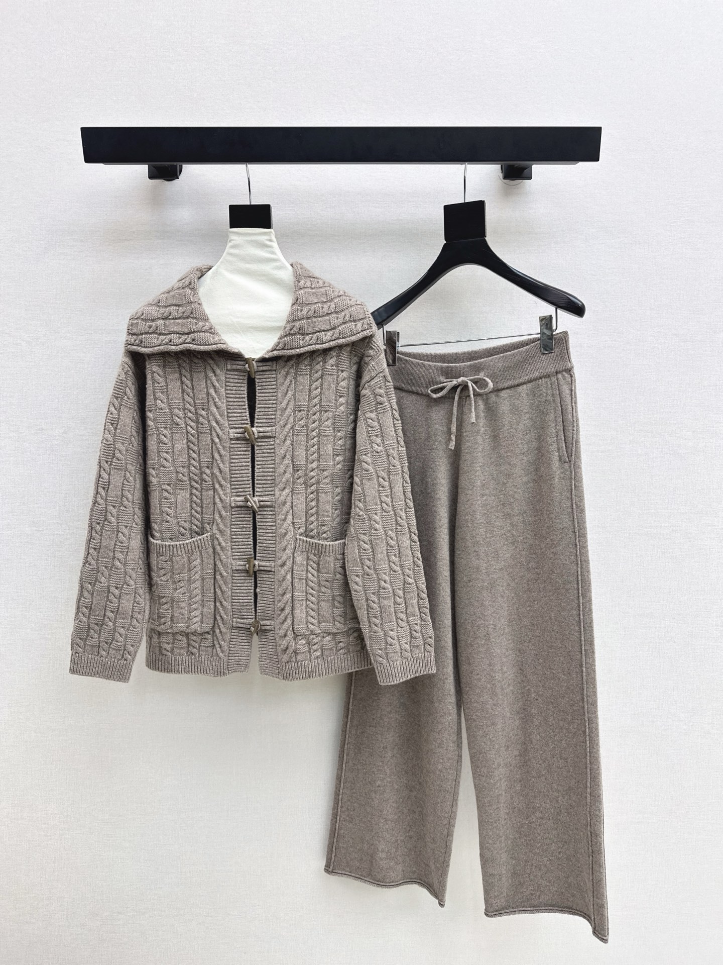 NO:622251,Exclusive debut of Max 25Ss - the latest lazy style wool suit for autumn and winter, three-dimensional woven horn button lapel cardigan + elastic waist straight pants, popular Maillard color series, 100% worsted wool yarn fabric, simple and elegant lazy version, long-lasting, warm and beautiful~~ The most practical and versatile boutique, autumn and winter base layering for daily high-end!  !  Super stretchy, not flattering on your figure. Sold as a set. Two colors available for sale. sml, alexander wang19860909独家首发 Max 25Ss———秋冬最新款慵懒风羊毛套装立体提织牛角扣翻领开衫+松紧腰直筒裤 爆单款美拉德色系 百分百精纺羊毛纱线面料 简约大气慵懒版型 经久耐穿 保暖度和颜值却都在线～～最实穿百搭的精品 秋冬打底叠穿日常高级！！超大弹力不挑身材 一套出售 两色现货发售sml,,alexander wang,Women's clothing