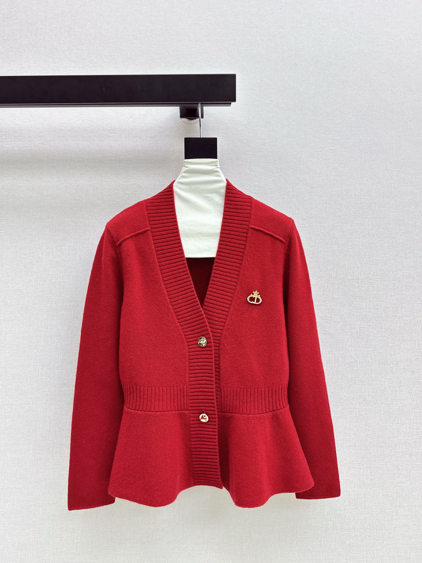 NO:622286,Exclusive model ~ CD 25Ss - the latest lotus leaf hem V-neck sweater for autumn and winter. Fashionable and good-looking ~ no matter how you match it, you will look younger. When paired together, you will have the perfect gentle and heroine temperament ~ ~ A fashionable item that can never go wrong!  Three colors ready for sale sml,,sweaters,alexander wang19860909独家款 ～ CD 25Ss———秋冬最新款荷叶下摆V领毛衣 时髦又好看～不管怎么搭配都很减龄 搭配起来就是妥妥的温柔大女主气质～～永远不会出错的时尚单品！三色现货发售sml,,sweaters,alexander wang,Women's clothing