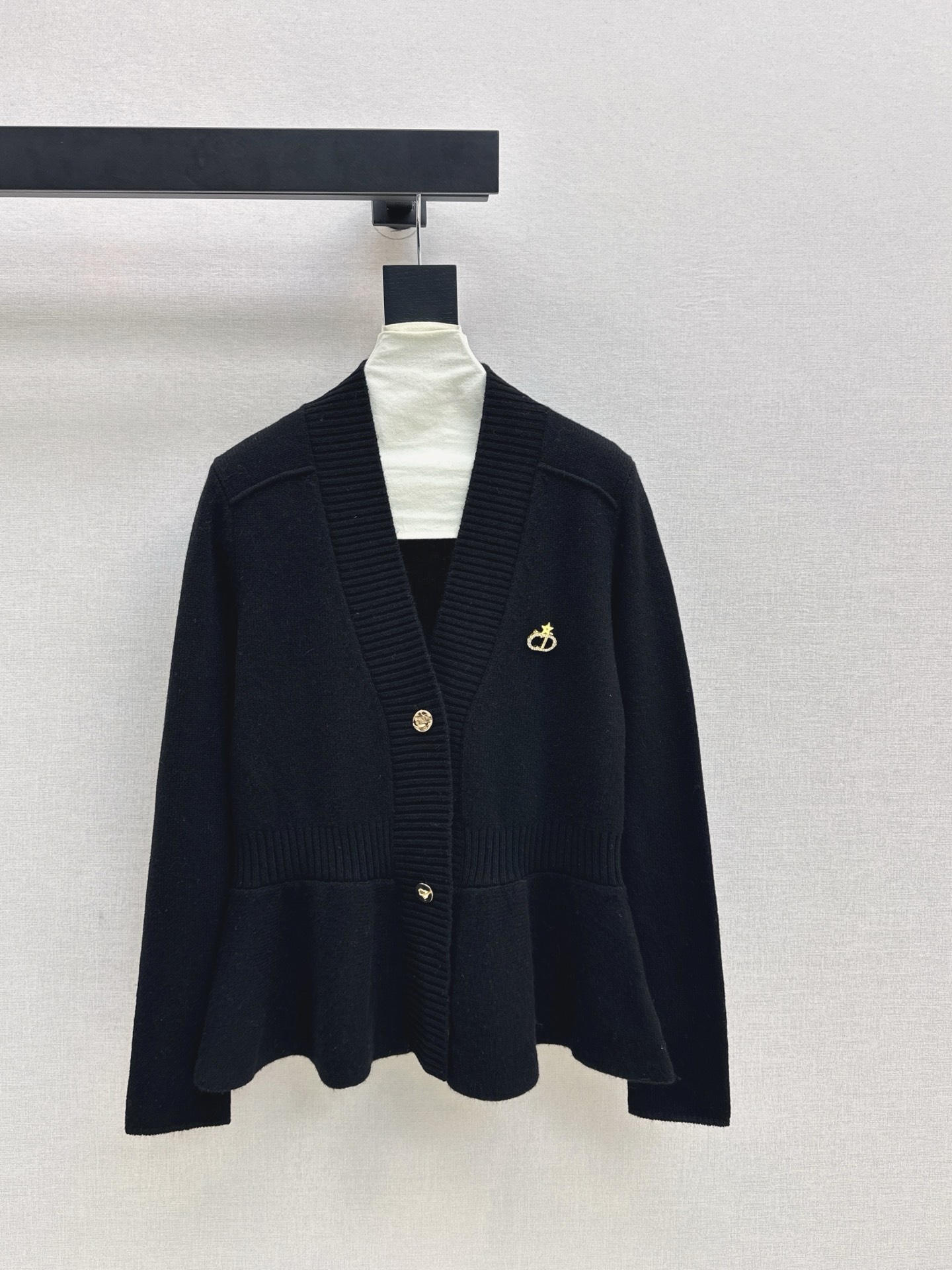 NO:622283,Exclusive model ~ CD 25Ss - the latest lotus leaf hem V-neck sweater for autumn and winter. Fashionable and good-looking ~ no matter how you match it, you will look younger. When paired together, you will have the perfect gentle and heroine temperament ~ ~ A fashionable item that can never go wrong!  Three colors ready for sale sml,,sweaters,alexander wang19860909独家款 ～ CD 25Ss———秋冬最新款荷叶下摆V领毛衣 时髦又好看～不管怎么搭配都很减龄 搭配起来就是妥妥的温柔大女主气质～～永远不会出错的时尚单品！三色现货发售sml,,sweaters,alexander wang,Women's clothing