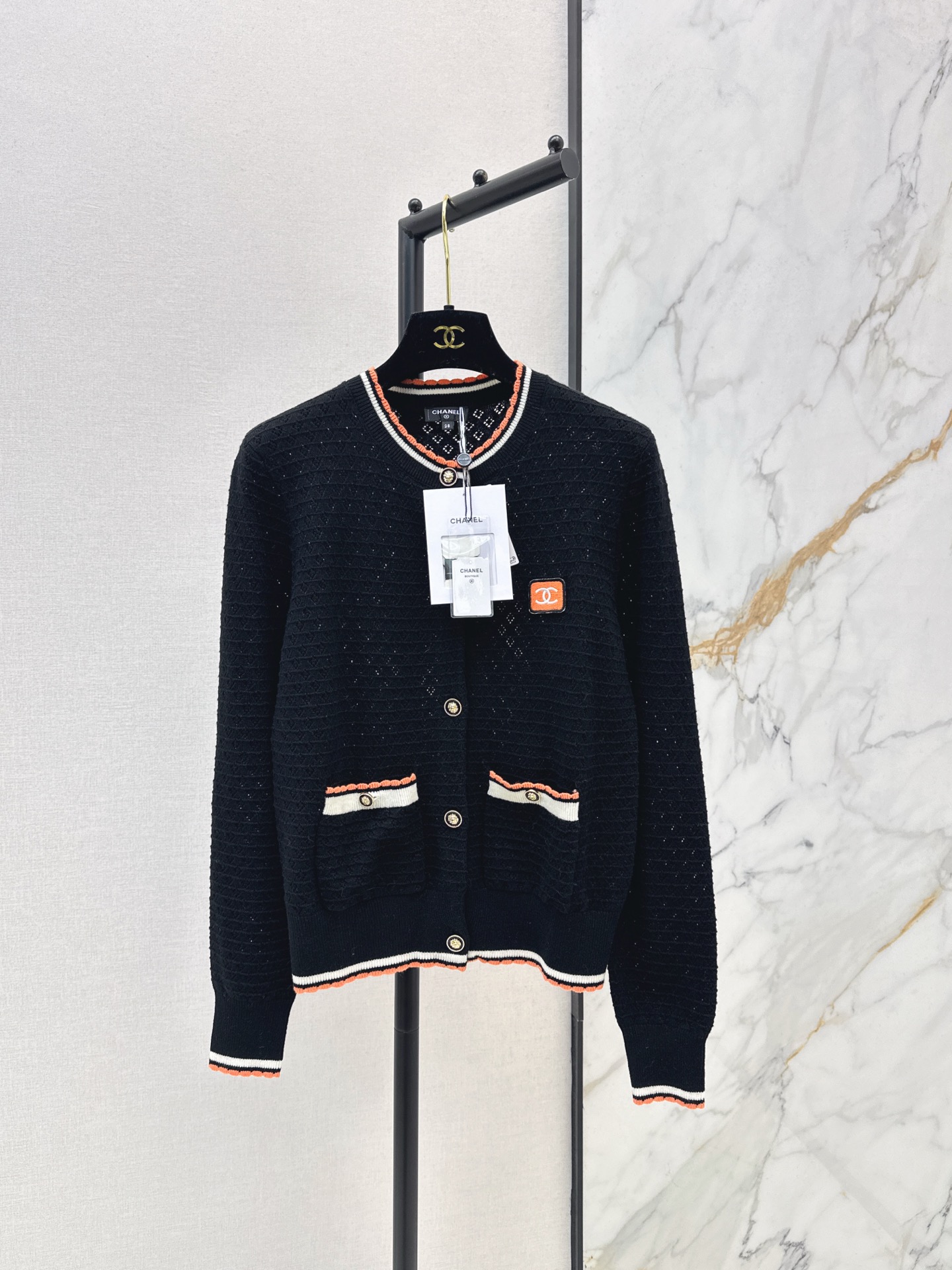 NO:623552,C Home 26Ss————The latest contrast color round neck knitted cardigan for early spring. Customized YB cashmere yarn weaving. High-density fine knitting creates a soft and waxy texture. Comfortable and skin-friendly. Hollow crochet texture on the front. Gold round button on the front. Camellia decoration. It looks elegant. Matches the double C logo on the chest. Contrasting colors on the collar and front that extend to the hem and cuffs. Two colors are available now. sml,,chanel,alexander wang19860909C家 26Ss————早春最新款撞色圆领针织开衫 定制YB羊绒纱线织造 密度细针织造软糯质地 舒适亲肤 大身镂空钩织纹理 前襟金色圆扣山茶花装点 穿出优雅气质 配合胸口双C徽标 领边前襟延伸至下摆袖口的包边撞色 两色现货发售sml,,chanel,alexander wang,Women's clothing