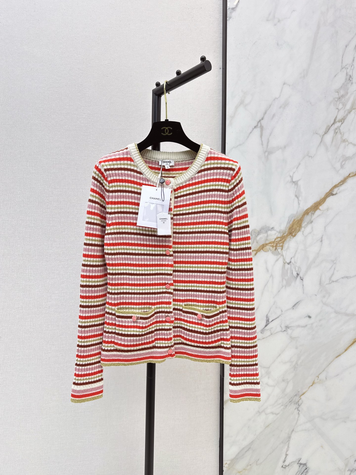 NO:623547,C Home 26Ss————The latest striped knitted cardigan in early spring, finely woven with wool yarn, stretchy and comfortable, round neck knitted cardigan cut, all-over red and white stripes create a collision, flower placket decoration on the front highlights the brand’s exquisite style, and the outfit shows fashionable attributes. It can be worn alone or layered in autumn and winter. It has a full sense of light luxury. One color is available in stock sml,,chanel,alexander wang19860909C家 26Ss————早春最新款条纹针织开衫羊毛纱线精织弹力舒适 圆领针织开衫剪裁 通体红白色系条纹形成碰撞 前襟开模花朵襟扣装饰 凸显品牌精致格调 穿搭尽显时尚属性 秋冬单穿叠穿均可 轻奢感十足 一色现货发售sml,,chanel,alexander wang,Women's clothing