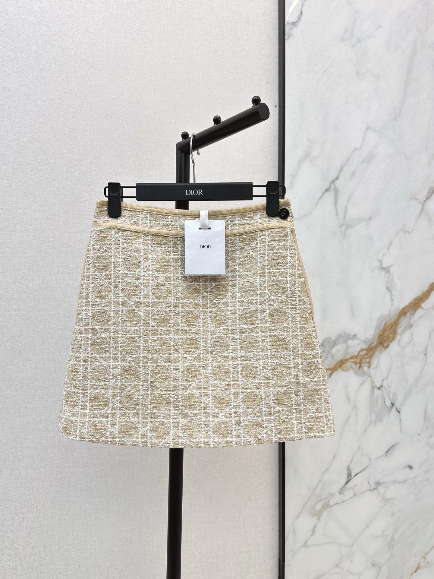 NO:623520,CD 25Ss - the latest Miss D limited edition classic skirt with cannage pattern for Princess Diana in autumn and winter. Developed and customized three-dimensional woven tweed fabric, three-dimensional and wide. Age-reducing temperament. Classic A-line version. The upper body is slim and tall. French elegance of rich rich daughter. A must-have item for Bai Fumei. Two colors are available for sale sml,,skirts,alexander wang19860909CD 25Ss———秋冬最新款Miss D限定戴妃藤格纹经典半裙 开发定制立体编织粗花呢面料立体挺阔 减龄气质经典A字版型巨百搭上身显瘦又高挑 财阀千金法式优雅气质 白富美必入单品 两色现货发售sml,,skirts,alexander wang,Women's clothing