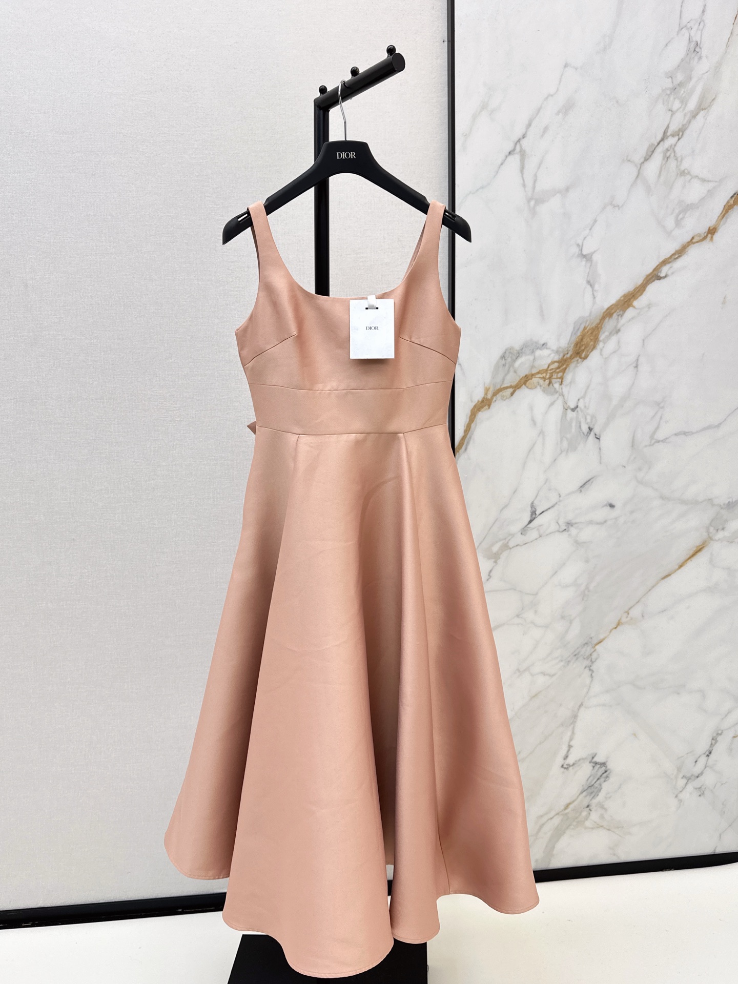 NO:623499,Zhou also has the same style CD 25Ss - the latest Hepburn-style sleeveless dress with a bow on the back in autumn and winter. The high-waist design makes you slimmer. It is a dress that can be used for important occasions. The upper body is very elegant. The custom-made fabric has a great texture. The whole skirt is made of large materials and is full of three-dimensionality. The bow design on the back is very eye-catching. It is also very good for vacation. Three colors are on sale now: sml, skirts, alexander wang19860909周也同款 CD 25Ss————秋冬最新款赫本风后背蝴蝶结无袖小礼裙 高腰设计更加显瘦 重要场合拿的出手的一条连衣裙 上身很有气质感 定制面料质感超赞 整个裙摆用料很大 立体感十足 后背蝴蝶结设计非常吸睛 度假穿也很出片 三色现货发售sml,,skirts,alexander wang,Women's clothing