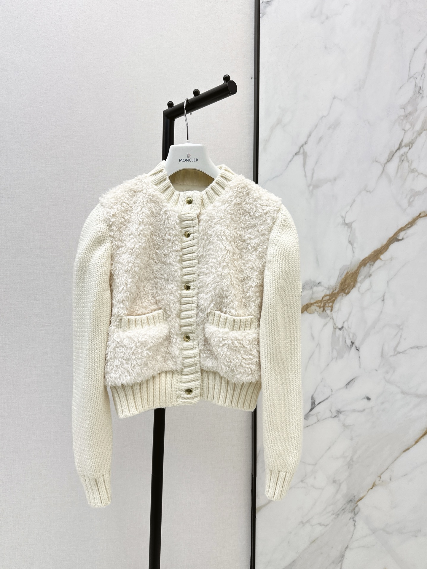 NO:623531,Popular recommendation: Mc 25Ss - the latest wool knitted splicing Teddy down jacket in autumn and winter. The short version is versatile and not picky. It is age-reducing and fashionable. Original custom-made national standard 90 white duck down filling. Imported lightweight memory silk fabric texture is breathable and lightweight. Imported machine sewing line craftsmanship. Two colors ready for sale sml,,jackets & coats,down jacket,alexander wang19860909爆单推荐 Mc 25Ss———秋冬最新款羊毛针织拼接泰迪羽绒外套短款版型百搭不挑人 减龄又时髦 原版定制国标90白鸭绒填充 进口轻盈记忆丝面料质感透气轻便 进口机缝制线条工艺 两色现货发售sml,,jackets & coats,down jacket,alexander wang,Women's clothing