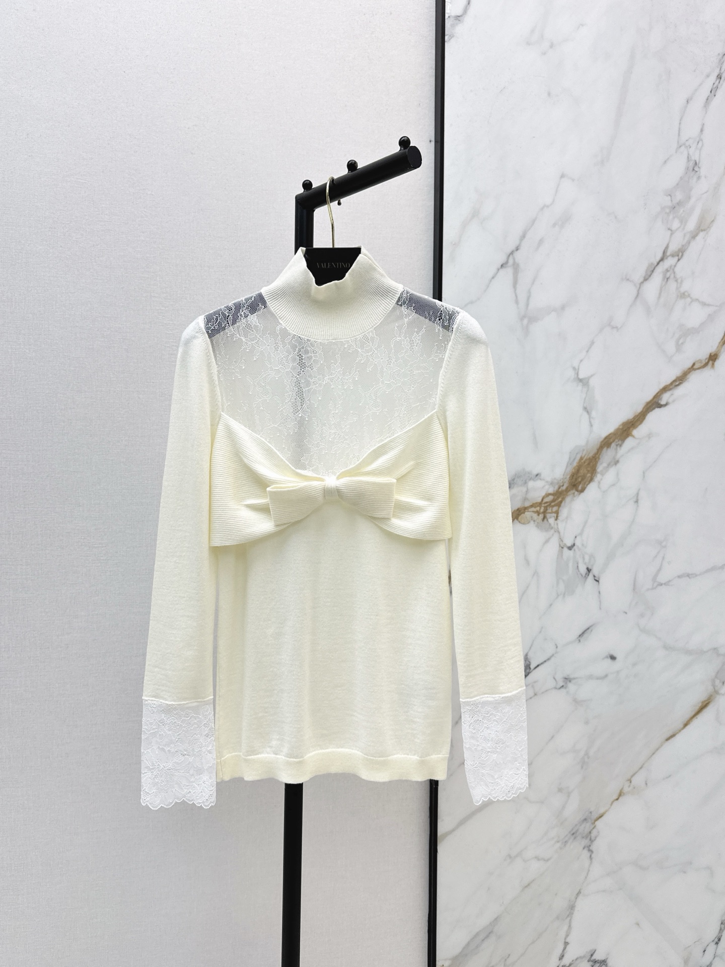 NO:623527,VLTN 25Ss————The latest autumn and winter lace embroidery splicing wool bottoming shirt with heavy craftsmanship and three-dimensional water-soluble flower embroidery technology is exquisite and advanced!  The imported wool yarn is soft and delicate and feels great. The slim fit is very slim and versatile. It is a must-have fashionable and high-end item for Bai Fumei. Two colors are available in stock sml,,alexander wang19860909VLTN 25Ss—————秋冬最新款蕾丝绣花拼接羊毛打底衫重工艺定位立体水溶花刺绣工艺精致高级！进口羊毛纱线软糯细腻的手感超赞 修身版型巨显瘦百搭不挑人 白富美必备时髦高级单品 两色现货发售sml,,alexander wang,Women's clothing