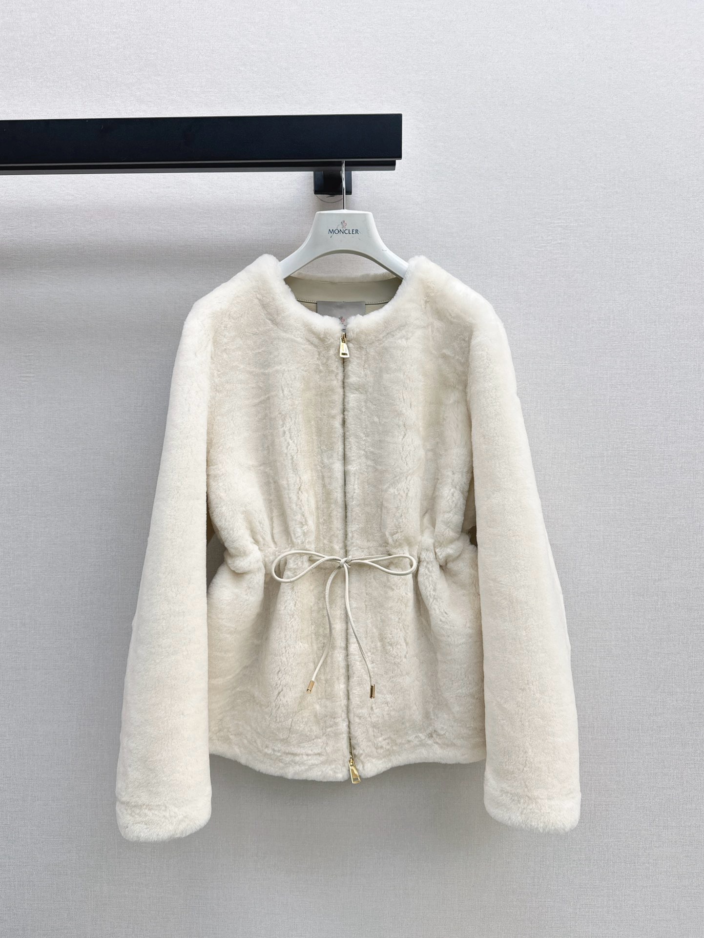 NO:623519,a Fur integrated version with dust bag MC 25Ss————The latest merino fur integrated down jacket in autumn and winter with back spliced down jacket national standard imported 90 white duck down is light and comfortable. Comes with heating function. Imported soft and waxy thick feel. Classic round neck zipper and drawstring laces, waist-cinching version is not attractive. The upper body is super slim. Versatile and fashionable for age-reducing girlish style. Two colors are available for sale sml,,jackets & coats,down  jacket,alexander wang19860909a配防尘袋皮毛一体版本 MC 25Ss————秋冬最新款美丽奴皮毛一体羽绒外套后背拼接羽绒服国标进口90白鸭绒轻盈舒适 自带发热保暖功能 进口软软糯糯的厚实手感 经典圆领拉链抽绳系带收腰版型不挑人 上身超显瘦 百搭时髦减龄少女风 两色现货发售sml,,jackets & coats,down jacket,alexander wang,Women's clothing