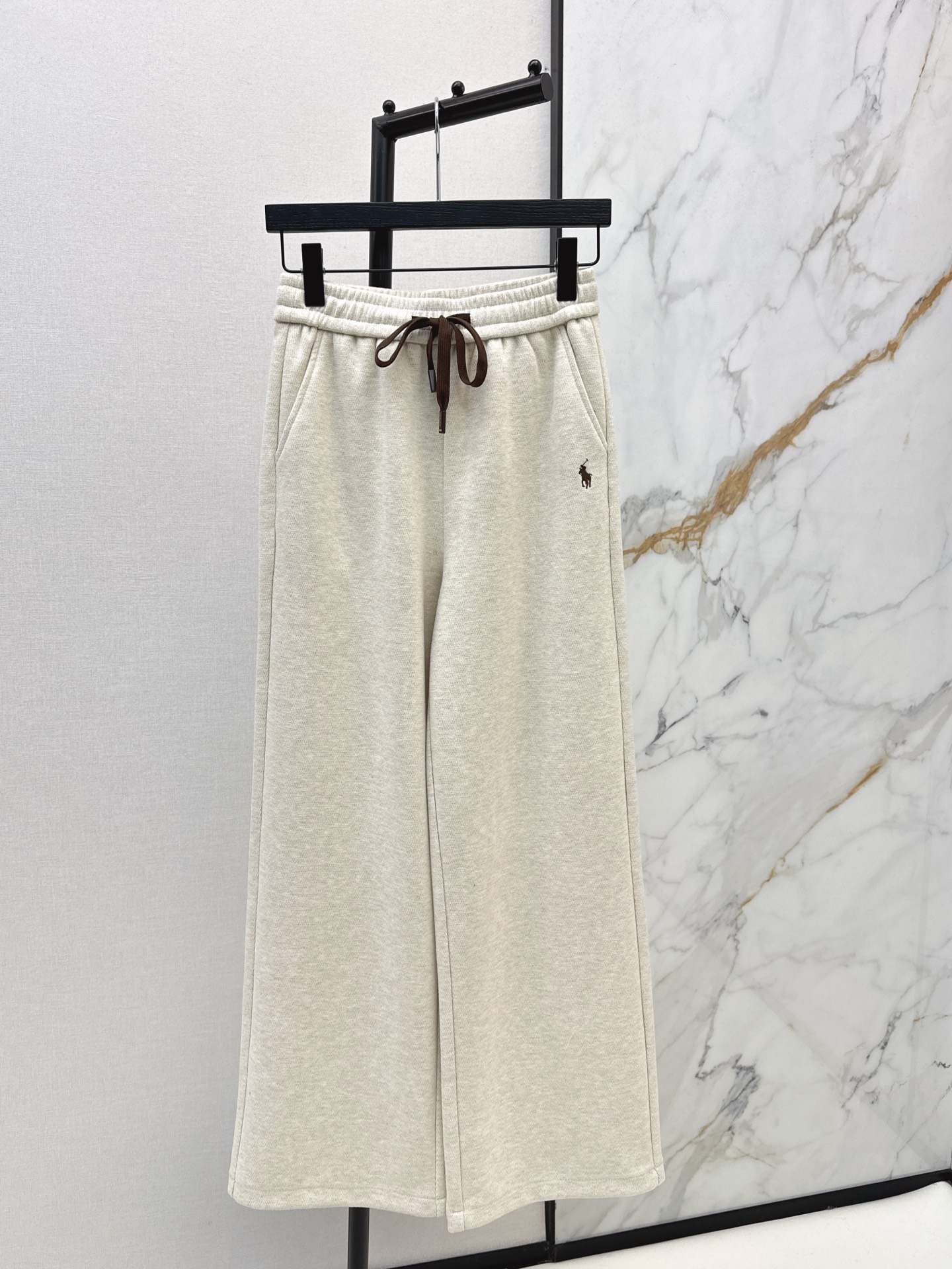 NO:623515,RL 25Ss————The latest casual straight pants for autumn and winter. Versatile and popular recommendation. Customized embroidered logo. Effortlessly fashionable. Can be easily managed at home and out on the street. Worth having in all seasons. Casual pants are a must-have for casual wear. The upper body feels loose. A good helper for daily wear on the street. Two colors are available for sale at sml,,alexander wang.19860909RL 25Ss————秋冬最新款休闲直筒裤 百搭爆款推荐 定制绣花logo标志 毫不费力的时髦穿搭 居家出街运动都可以轻松驾驭 四季值得拥有 穿搭休闲必备休闲裤 上身松弛感拉满 日常穿搭出街好帮手 两色现货发售sml,,alexander wang,Women's clothing