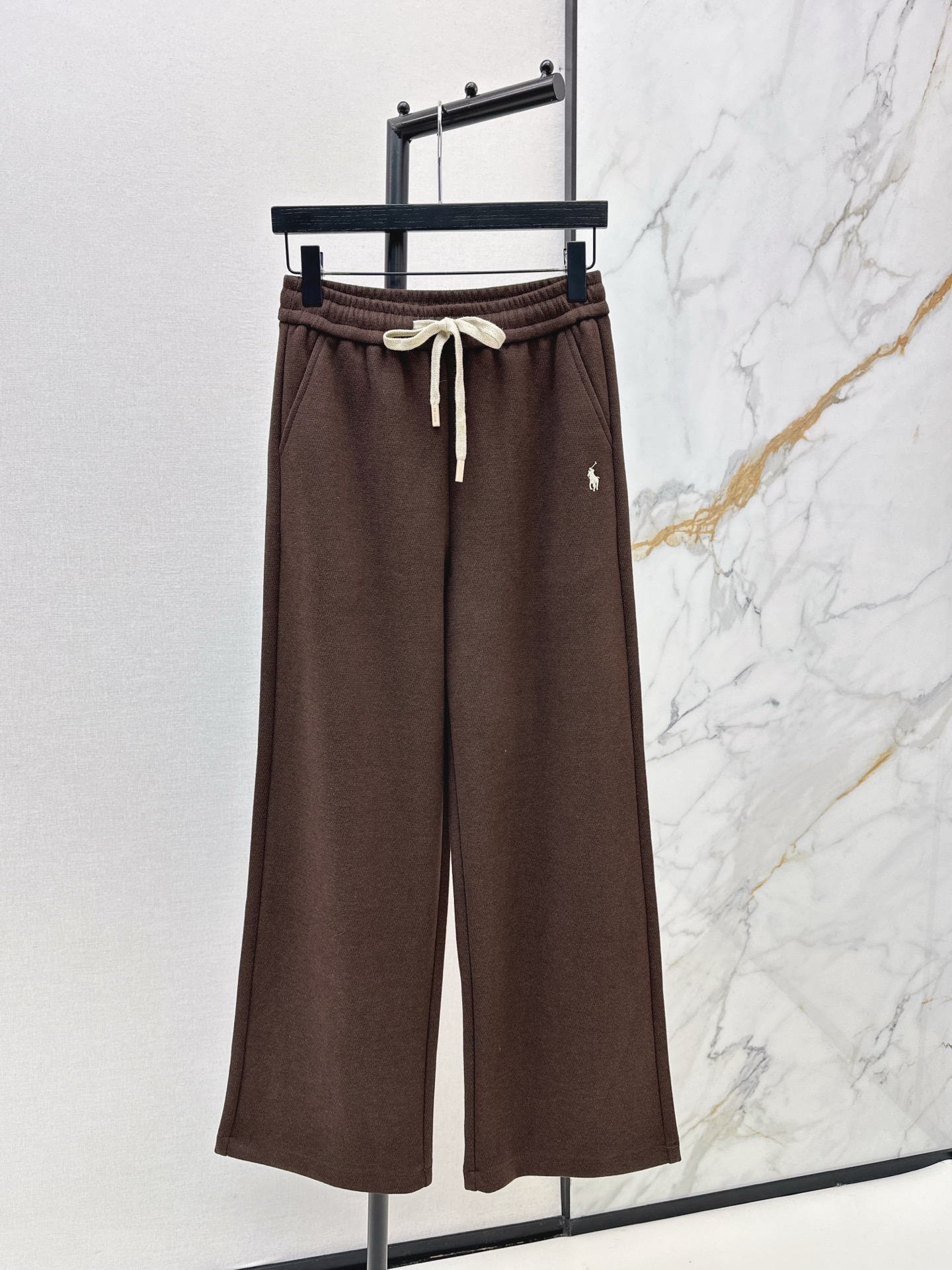 NO:623511,RL 25Ss————The latest casual straight pants for autumn and winter. Versatile and popular recommendation. Customized embroidered logo. Effortlessly fashionable. Can be easily managed at home and out on the street. Worth having in all seasons. Casual pants are a must-have for casual wear. The upper body feels loose. A good helper for daily wear on the street. Two colors are on sale now. sml,,alexander wang19860909RL 25Ss————秋冬最新款休闲直筒裤 百搭爆款推荐 定制绣花logo标志 毫不费力的时髦穿搭 居家出街运动都可以轻松驾驭 四季值得拥有 穿搭休闲必备休闲裤 上身松弛感拉满 日常穿搭出街好帮手 两色现货发售sml,,alexander wang,Women's clothing