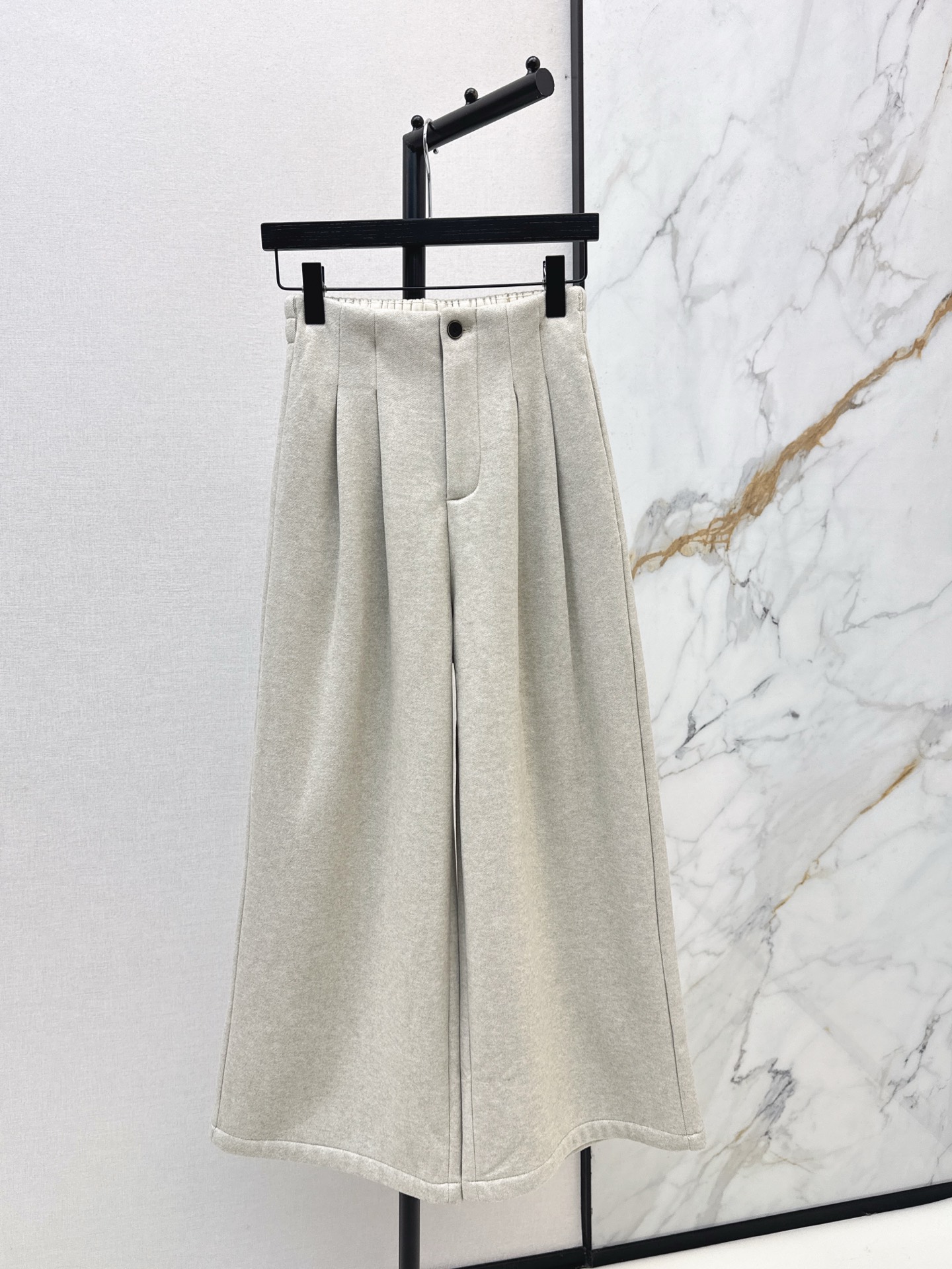 NO:623507,Fashionable Bc 25Ss————The latest high-end minimalist style composite velvet straight pants for autumn and winter are made of velvet composite fabric. The front pleat method makes it easy to slim down. It is simple yet has a sense of design and is super textured. It is rich in connotation. It is a single item that is needed for daily matching of various coats and coats. It is practical to wear. Two colors are available in stock sml,,jackets & coats,alexander wang19860909时髦感拉满 Bc 25Ss————秋冬最新款高级极简风穿搭复合加绒直筒裤采用加绒的复合面料 前片压褶做法 轻松显瘦 简约不失设计感超有质感 富有内涵 日常各种外套大衣搭配都需要的一条单品 很实穿 两色现货发售sml,,jackets & coats,alexander wang,Women's clothing