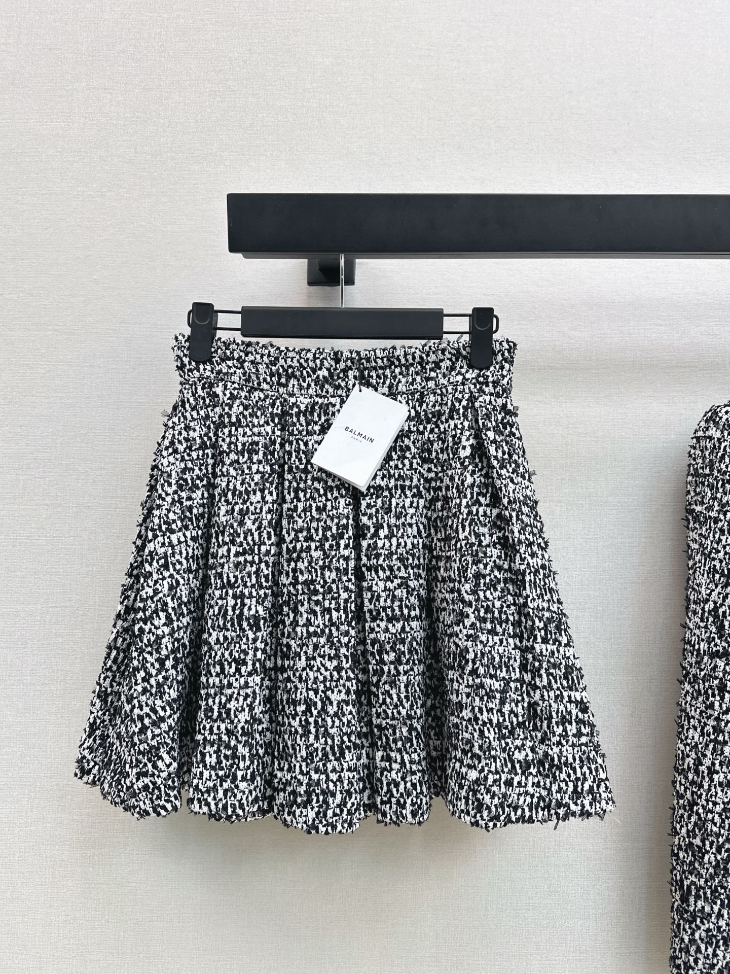 NO:623497,Recommend a set to match Bal 25Ss - the latest French black and white tweed pleated skirt for autumn and winter, high waist and three-dimensional pleated tailoring. A-hem design, versatile upper body and not picky. Modern, sweet and cool versatile item, fashionable and high-end. Imported woven tweed fabric. One color ready for sale sml,, skirts, alexander wang19860909推荐一套搭配 Bal 25Ss————秋冬最新款法式黑白粗花呢压褶半裙高腰立体压褶剪裁 A摆设计版型上身百搭不挑人 摩登甜酷百搭单品时髦又高级 进口编织软呢面料 一色现货发售sml,,skirts,alexander wang,Women's clothing