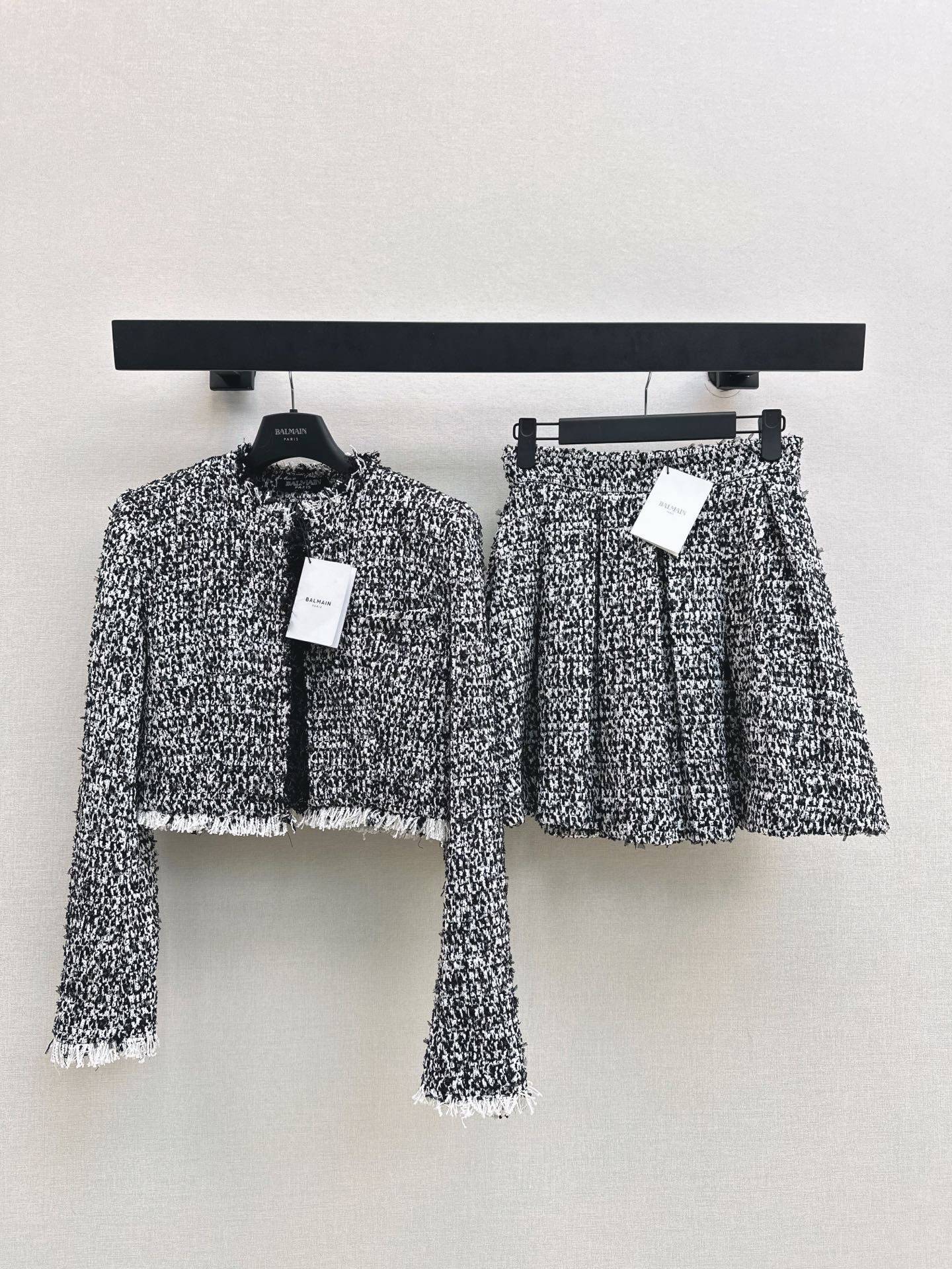 NO:623491,Recommend a set to match Bal 25Ss - the latest French black and white tweed jacket in autumn and winter. The hand-made fringed placket design is modern and handsome. The versatile item is fashionable and advanced. The 3D three-dimensional tailoring of shoulder pads is a short version. The upper body is cool, light and mature, and looks tall. Imported woven tweed fabric. One color ready for sale sml,,jackets & coats,jackets & coats,alexander wang19860909推荐一套搭配 Bal 25Ss————秋冬最新款法式黑白粗花呢夹克外套手工流苏边开襟设计摩登帅气 百搭单品时髦又高级 3D立体剪裁垫肩短款版型 上身酷飒轻熟感又显高挑 进口编织软呢面料 一色现货发售sml,,jackets & coats,jackets & coats,alexander wang,Women's clothing