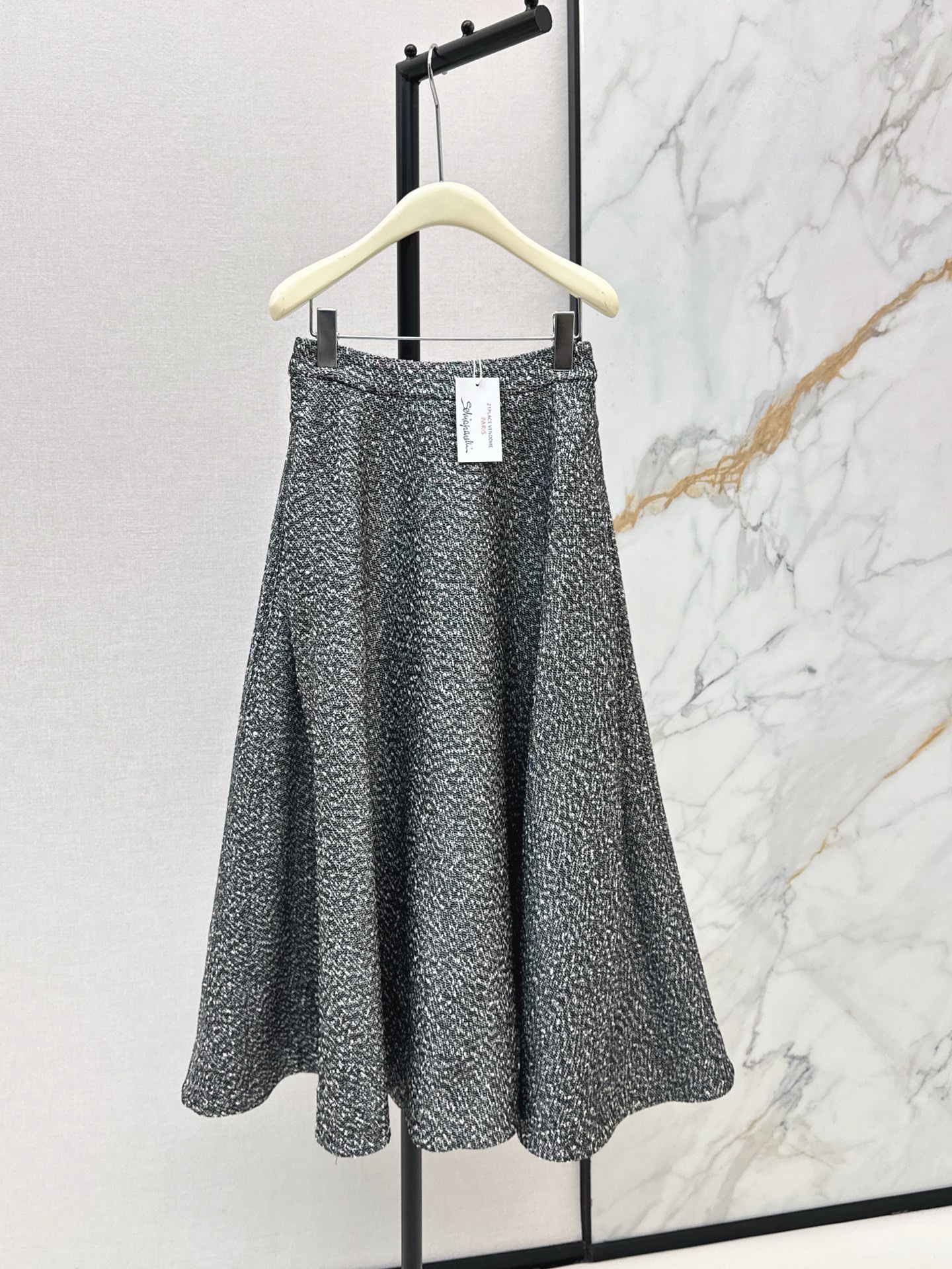 NO:623611,schlaparell~ 25Ss————The latest gray tweed high-waisted long skirt for autumn and winter. Classic high-waisted A-line version. The dark gray wool blended woven fabric is quite wide. The tweed texture is delicate and full of retro feeling. The gray is low-key and luxurious. Highly recommended for classic and versatile items. The three-dimensional version of the upper body makes you slim and tall. Recommended. One color ready for sale sml,,skirts,alexander wang19860909schlaparell～ 25Ss————秋冬最新款灰色粗花呢高腰长半裙 经典高腰A字版型 深灰羊毛混纺编织面料挺阔 粗花呢纹理细腻 复古感满满 灰色低调奢华 强烈推荐经典百搭单品 立体版型上身显瘦又高挑 推荐 一色现货发售sml,,skirts,alexander wang,Women's clothing