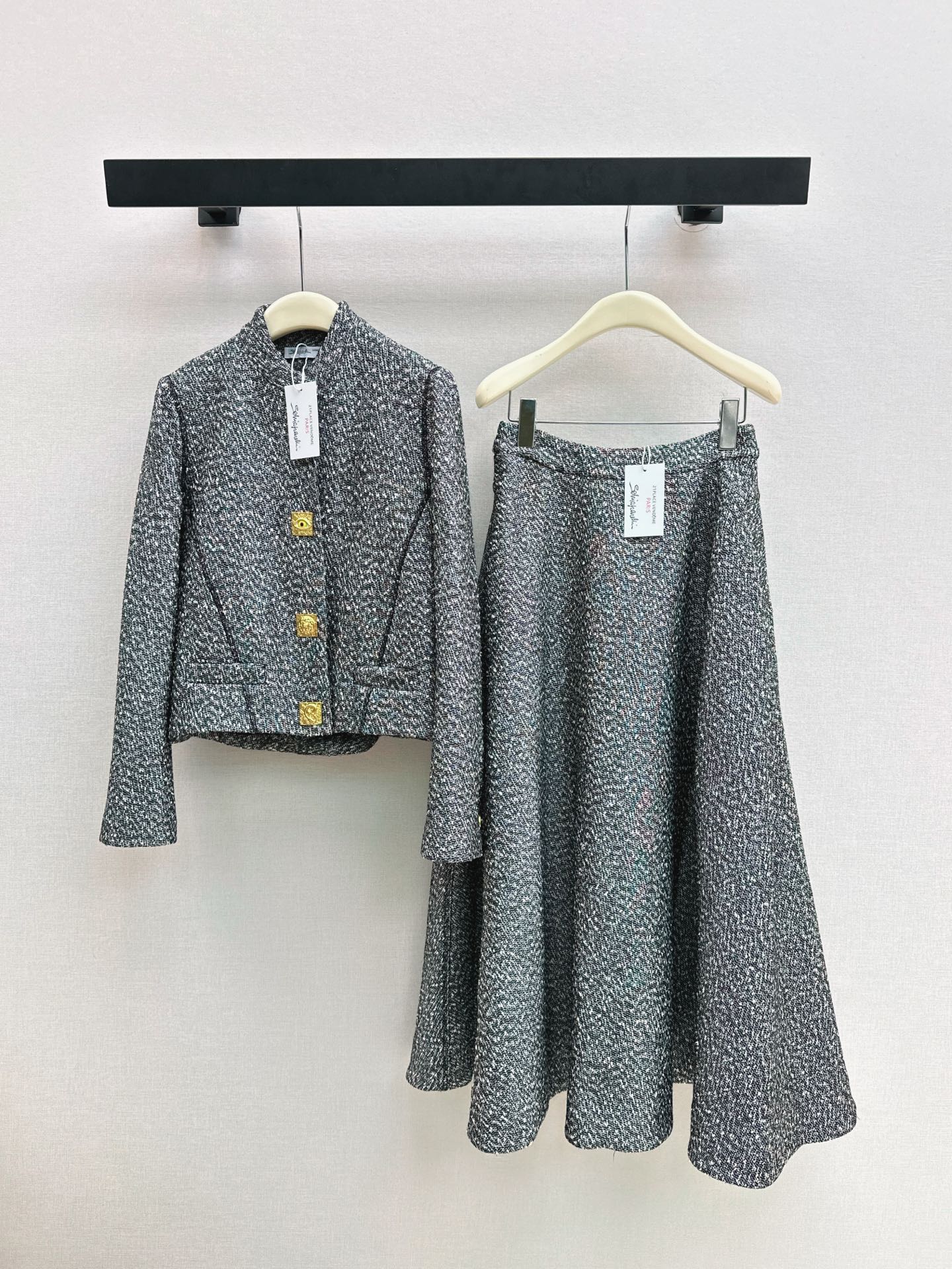 NO:623608,schlaparell~ 25Ss————The new gray tweed stand-collar slim jacket for autumn and winter. The dark gray wool blended woven fabric is quite wide. The tweed texture is delicate and full of retro feeling. The gray is low-key and luxurious. It is highly recommended for classic and versatile items. The short cut can be paired with a high-waisted skirt to easily create an elegant lady style. The three-dimensional slim version makes the upper body look thin and tall. Recommended. One color ready for sale sml,, skirts, jackets &  coats,alexander wang19860909schlaparell～ 25Ss————秋冬嘴新款灰色粗花呢立领修身外套 深灰羊毛混纺编织面料挺阔 粗花呢纹理细腻 复古感满满 灰色低调奢华 强烈推荐经典百搭单品 短款裁剪 搭配高腰半裙 轻松打造优雅名媛风 立体修身版型上身显瘦又高挑 推荐 一色现货发售sml,,skirts,jackets & coats,alexander wang,Women's clothing