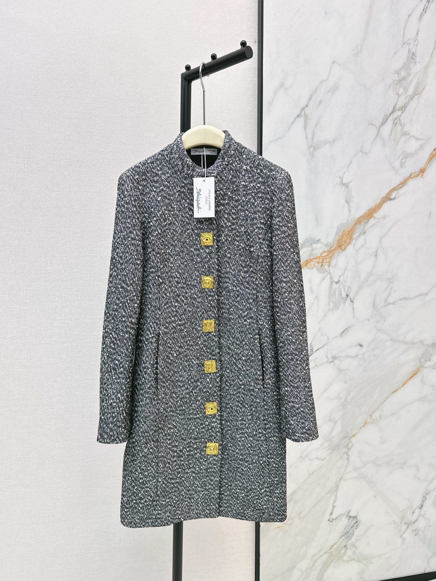 NO:623602,schlaparell~ 25Ss————The latest autumn and winter square gold buckle tweed stand-collar long coat. The dark gray wool blended woven fabric is quite wide. yb customized gold square buckle. Full of retro feel. The low-key luxury design is great. Highly recommended as a classic and versatile item. The three-dimensional version of the upper body makes the body look thin and tall. Recommended. Two colors available for sale sml,,jackets & coats,alexander wang19860909schlaparell～ 25Ss————秋冬最新款方形金扣粗花呢立领长款外套 深灰羊毛混纺编织面料挺阔 yb定制金色方形扣 复古感满满 低调奢华设计感超赞 强烈推荐经典百搭单品 立体版型上身显瘦又高挑 推荐 两色现货发售sml,,jackets & coats,alexander wang,Women's clothing