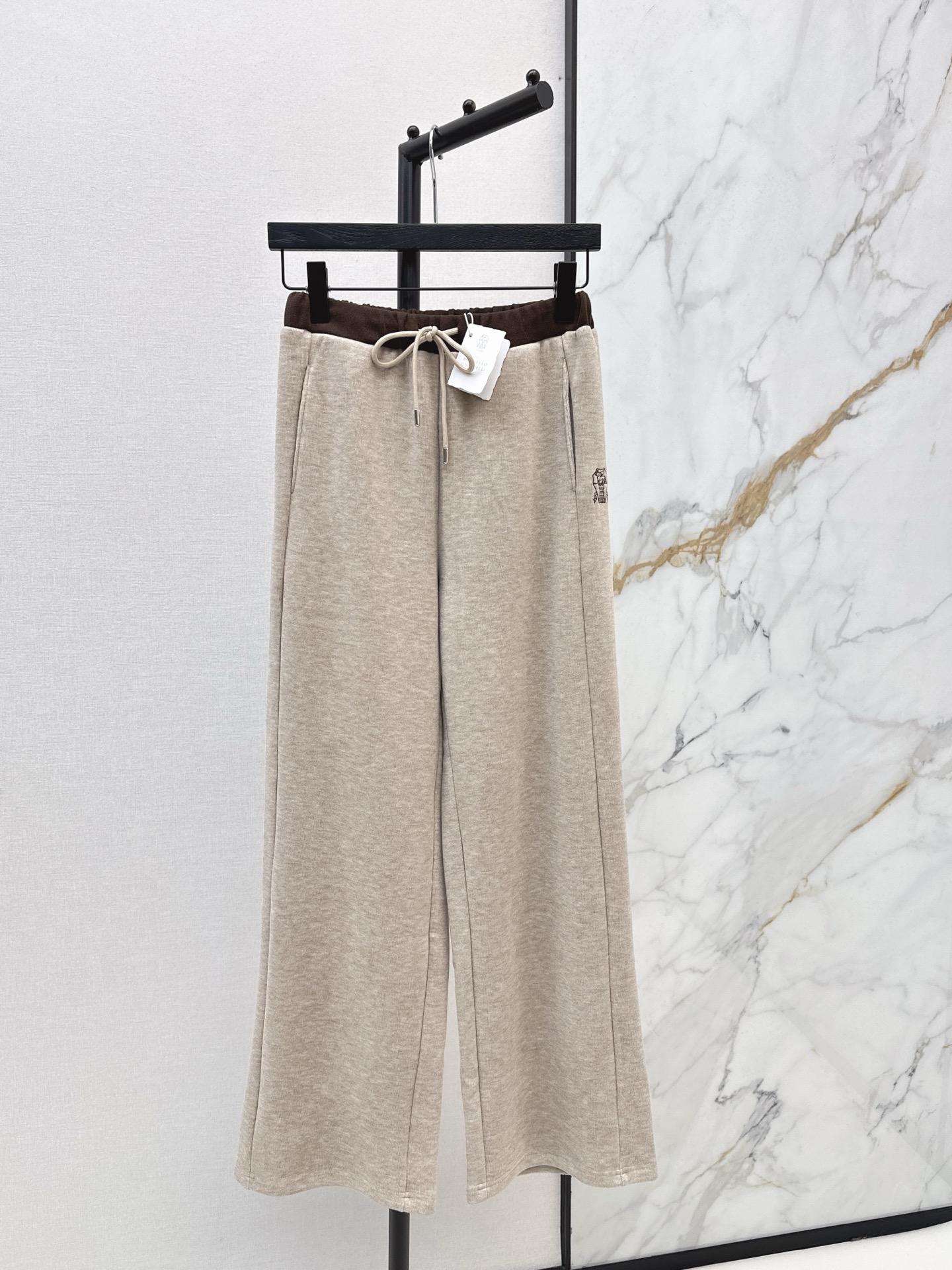 NO:623599,Long-termist wear Bc 25Ss————The latest style of casual straight-leg pants with contrasting colors and stitching for autumn and winter, positioning embroidery logo, simple and fashionable style, classic elastic waist straight-leg pants with tailoring style, sweet and salty temperament, versatile and not picky, thickened wool-cotton blended fabric, very suitable for autumn and winter matching, two colors available for sale sml,, alexander wang19860909长期主义穿搭 Bc 25Ss————秋冬最新款撞色拼接休闲直筒裤定位刺绣标识简约时髦感 经典松紧腰直筒裤剪裁版型 可甜可盐气质百搭不挑人 加厚羊毛棉混纺面料 很适合秋冬搭配 两色现货发售sml,,alexander wang,Women's clothing