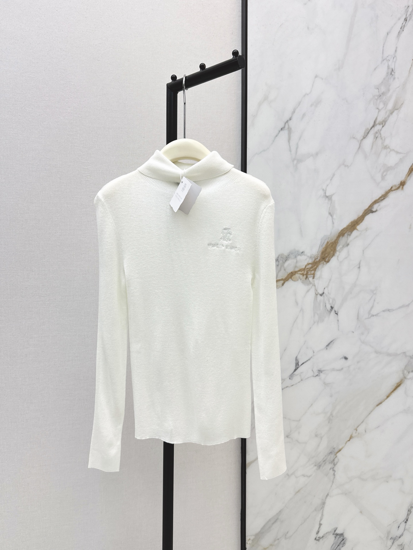 NO:623596,A must-have for everyone, Bc 25Ss————The latest classic logo embroidered turtleneck bottoming shirt for autumn and winter. A must-have for daily use. It is easy to wear and match. It is made of wool knitted yarn. It is very soft, slim and comfortable. The classic pattern embroidery decoration has bright spots but is not too eye-catching. Three colors are available for sale now. sml,, alexander wang19860909人手必备 Bc 25Ss————秋冬最新款经典logo刺绣装饰高领打底衫 日常必备款 各种好穿好搭配 采用羊毛针织纱线面料 十分软糯贴身舒适 经典图案刺绣装饰有亮点又不过分吸睛 三色现货发售sml,,alexander wang,Women's clothing